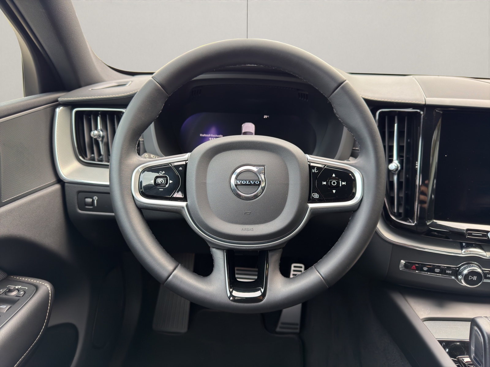 VOLVO XC60 2.0 B5 MH R-Design AWD-image-11
