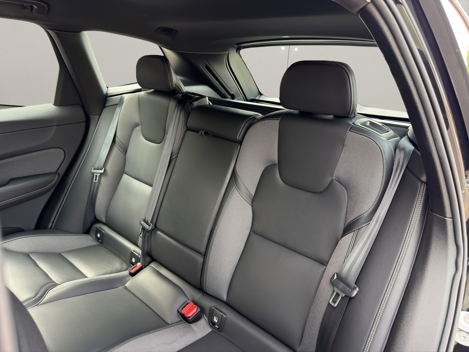 VOLVO XC60 2.0 B5 MH R-Design AWD-image-15