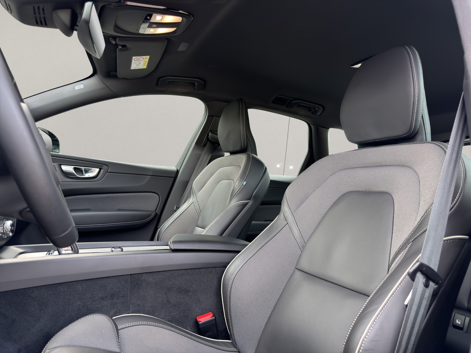 VOLVO XC60 2.0 B5 MH R-Design AWD-image-7
