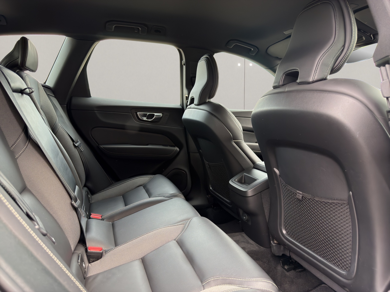VOLVO XC60 2.0 B5 MH R-Design AWD-image-16