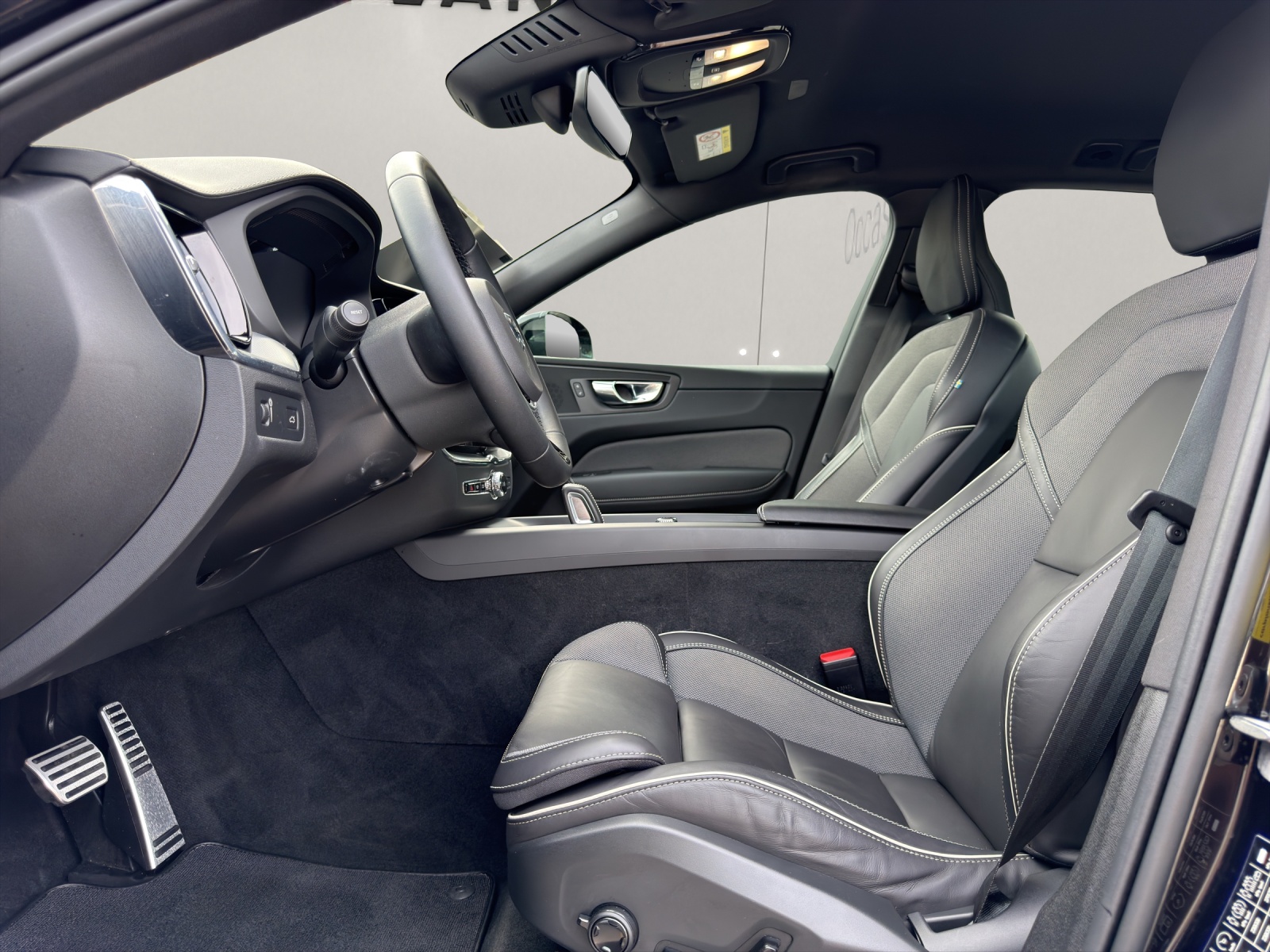 VOLVO XC60 2.0 B5 MH R-Design AWD-image-8