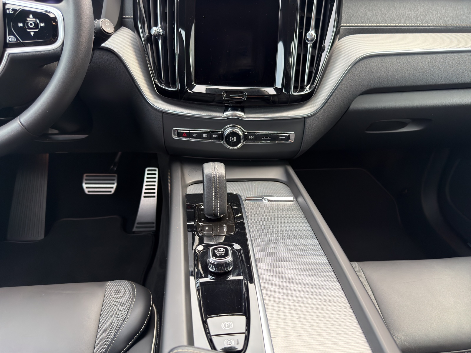 VOLVO XC60 2.0 B5 MH R-Design AWD-image-12