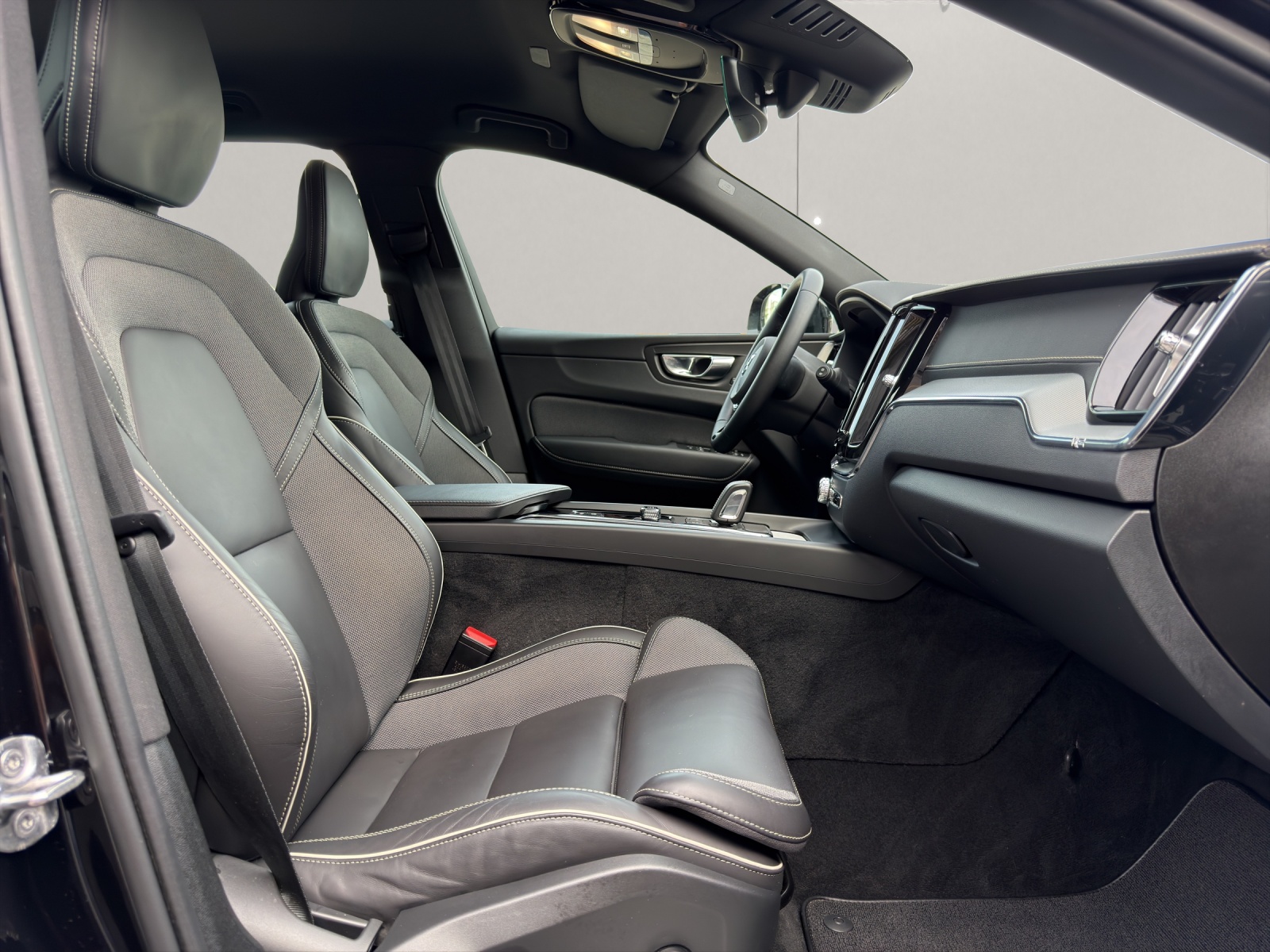 VOLVO XC60 2.0 B5 MH R-Design AWD-image-9