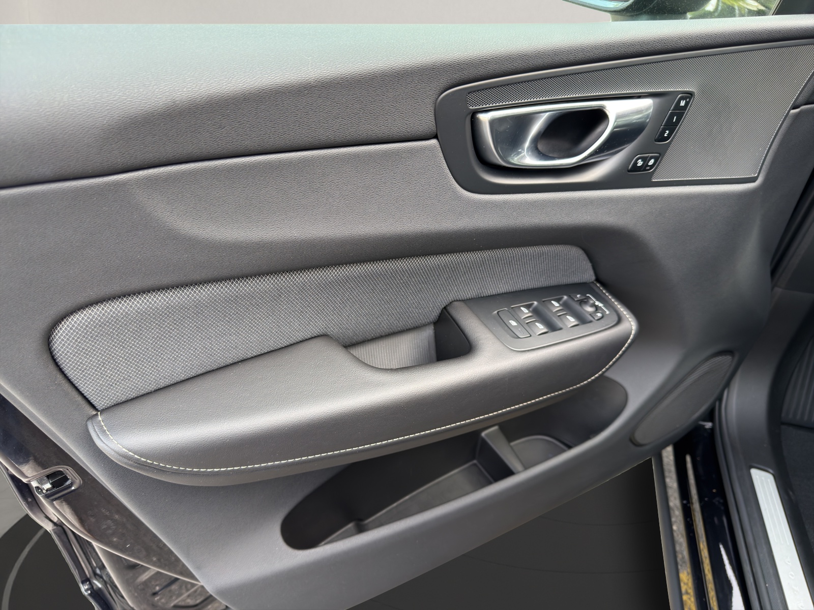 VOLVO XC60 2.0 B5 MH R-Design AWD-image-14