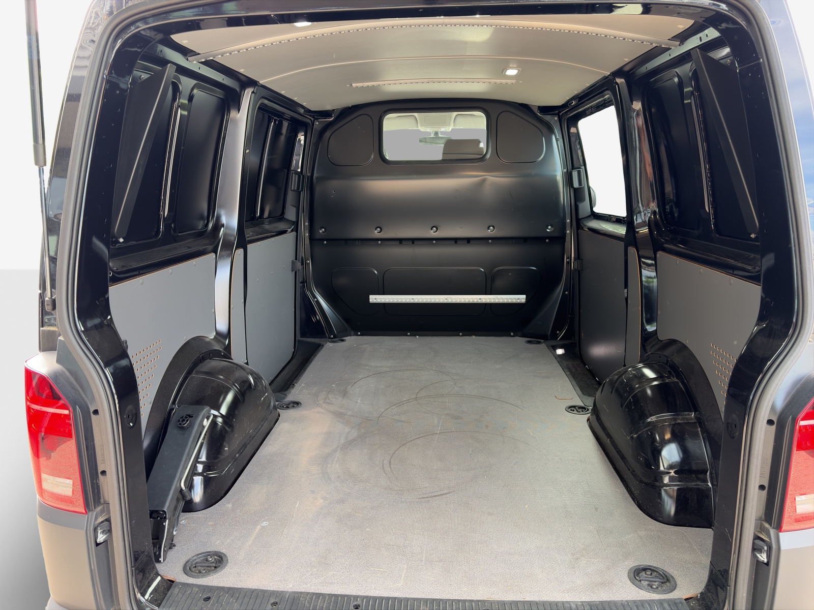 VW T6.1 2.0 TDI DSG-image-12