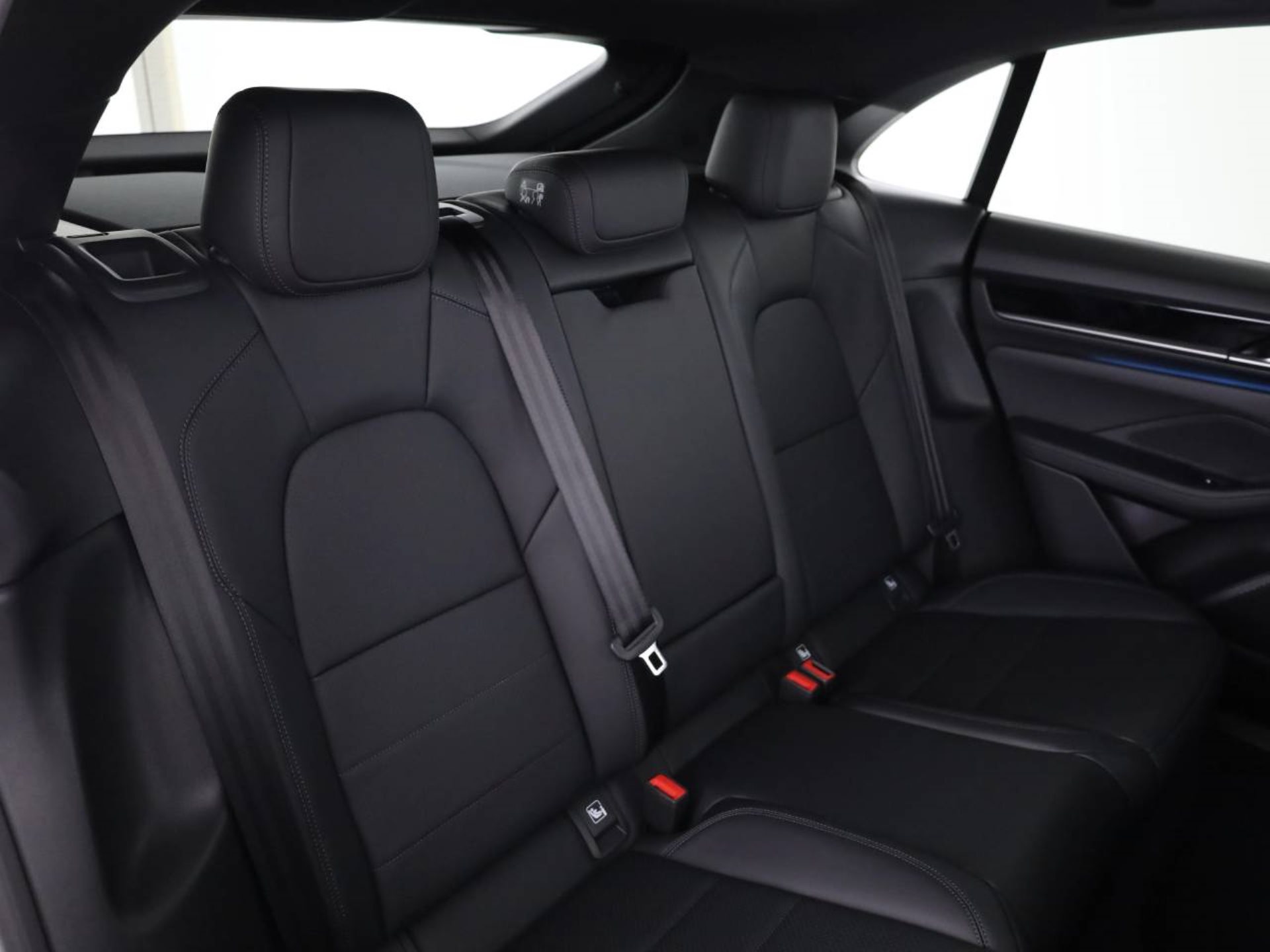 PORSCHE Macan 4-image-18