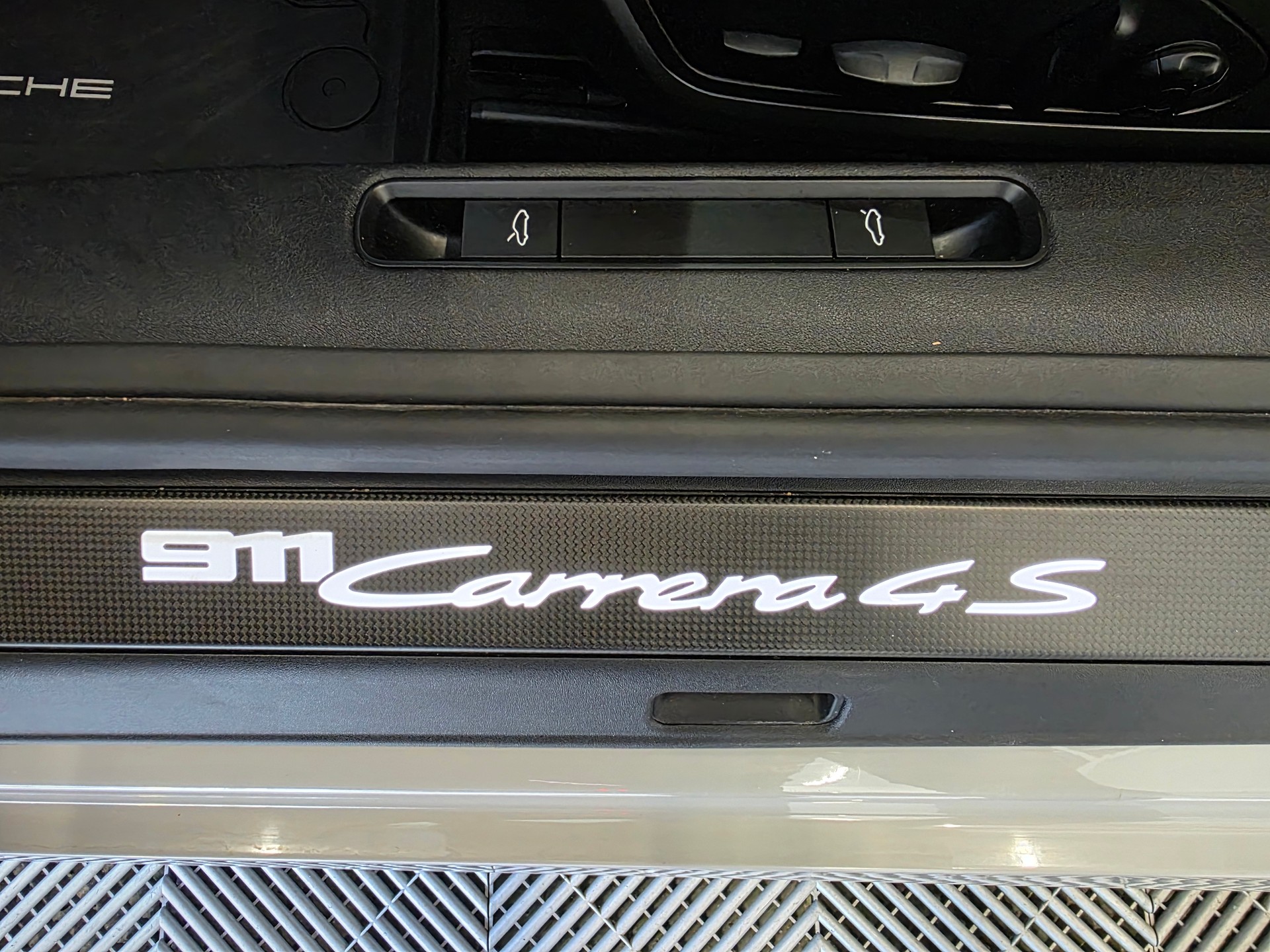 PORSCHE 911 Carrera 4S-image-15