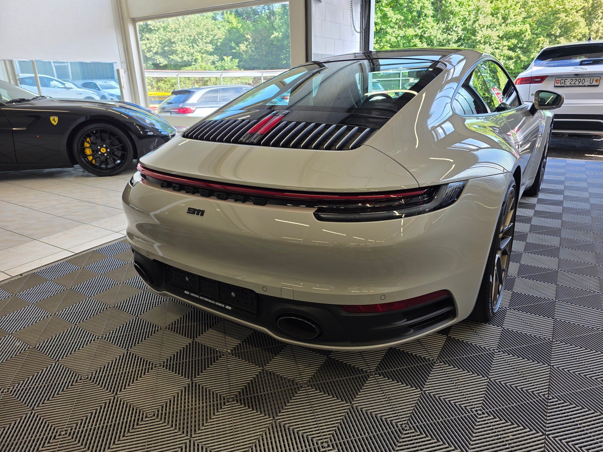 PORSCHE 911 Carrera 4S-image-4