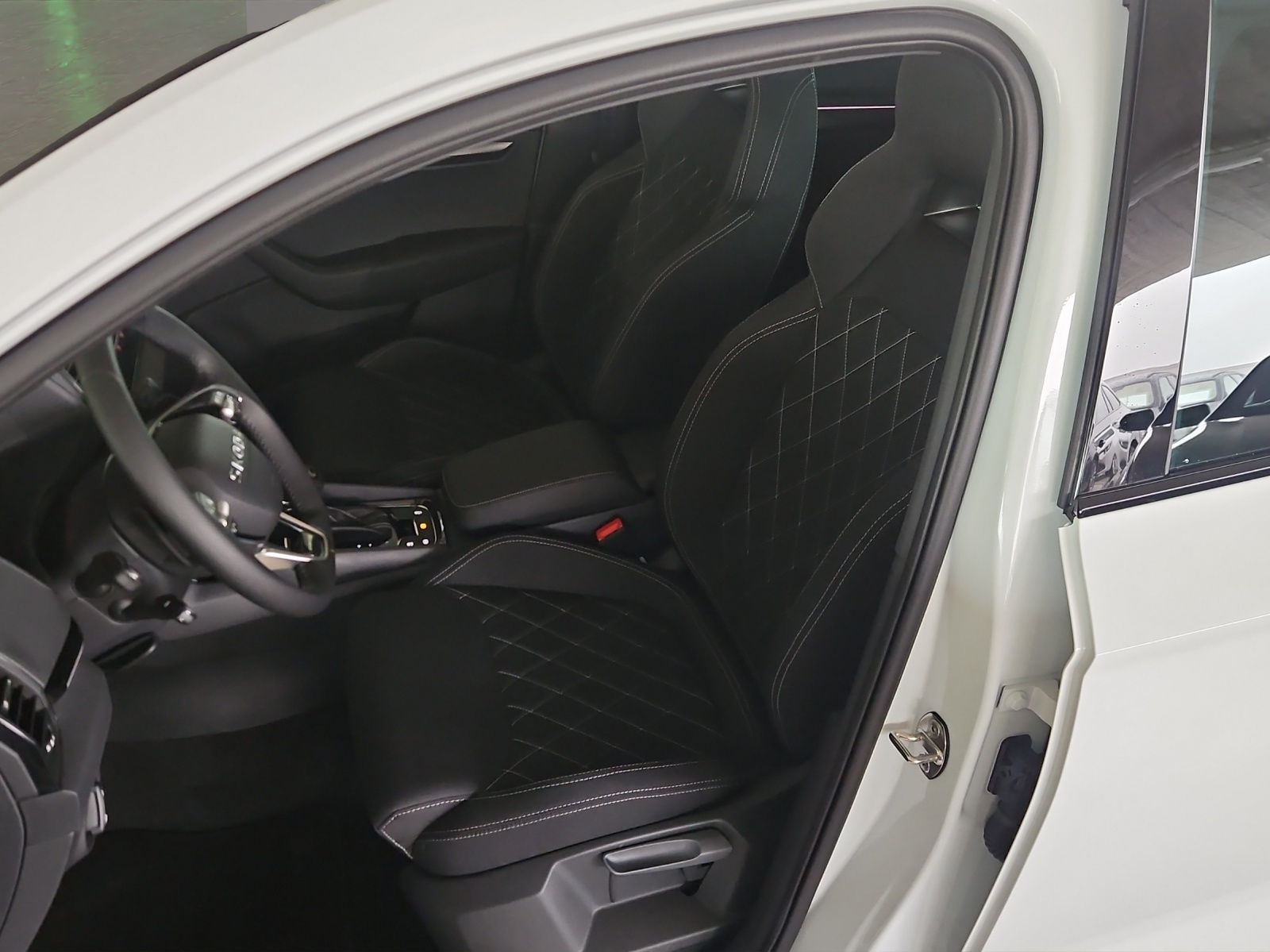 SKODA Karoq 2.0 TDI CR Sport Line 4x4 DSG-image-8