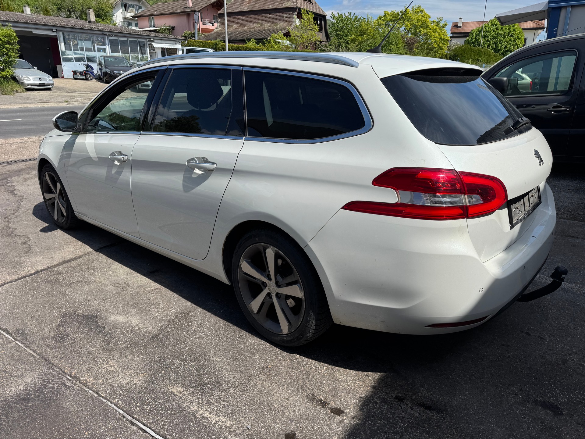 PEUGEOT 308 SW 2.0 BlueHDI Allure-image-3