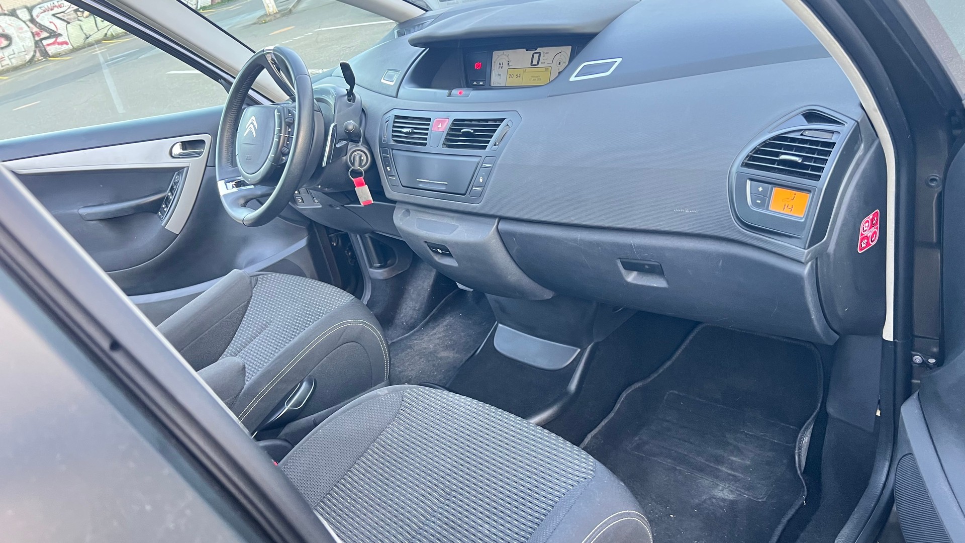 CITROEN C4 Picasso 1.6i 16V THP Swiss Style EGS6-image-7