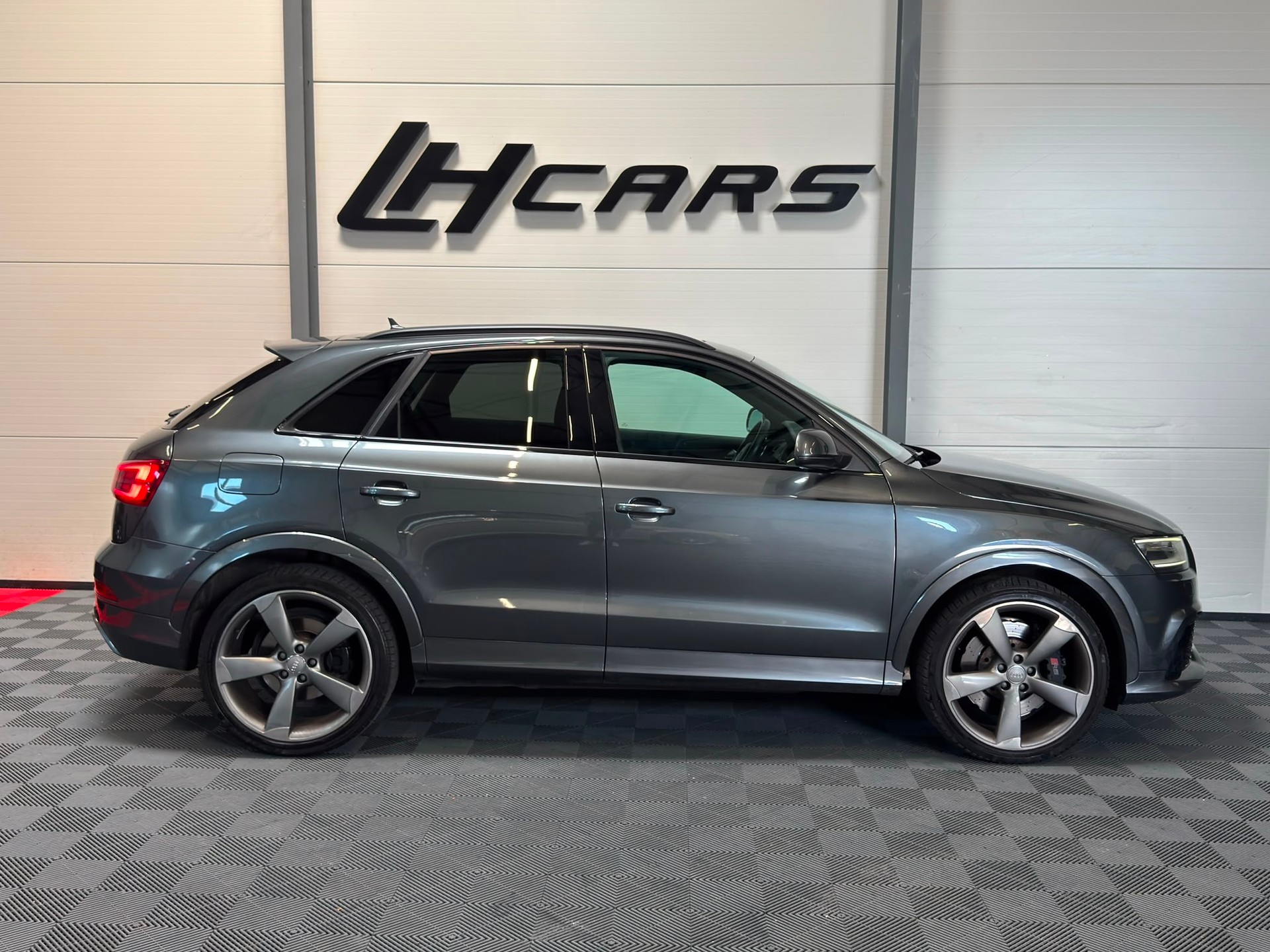 AUDI RS Q3 2.5 TFSI quattro S-Tronic-image-4