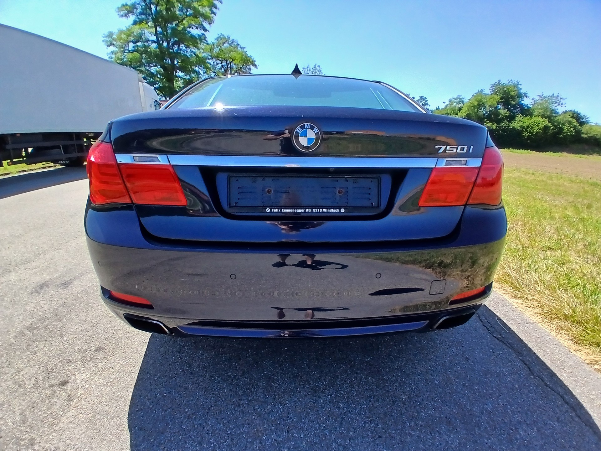 BMW 750i xDrive-image-3