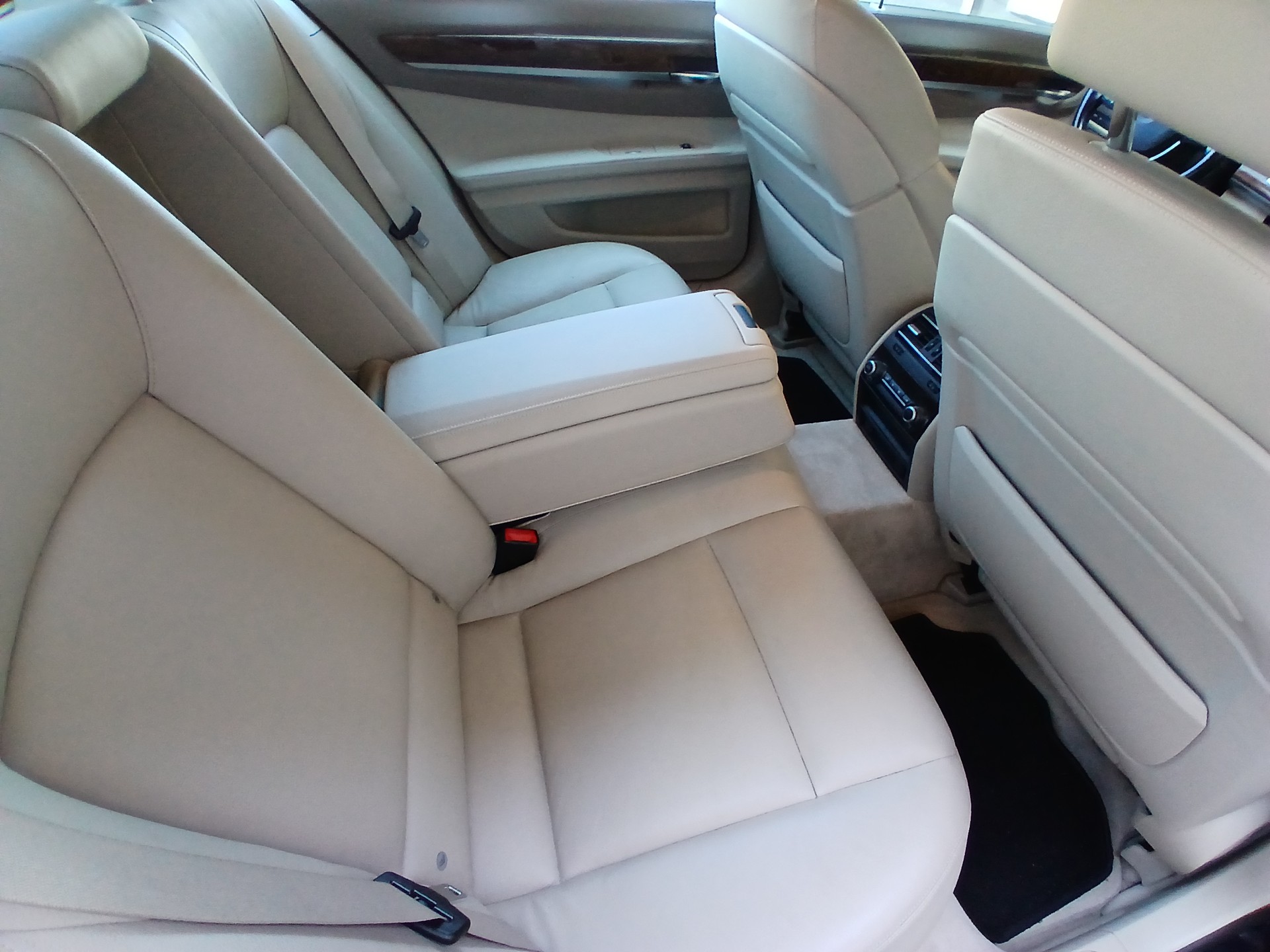 BMW 750i xDrive-image-15