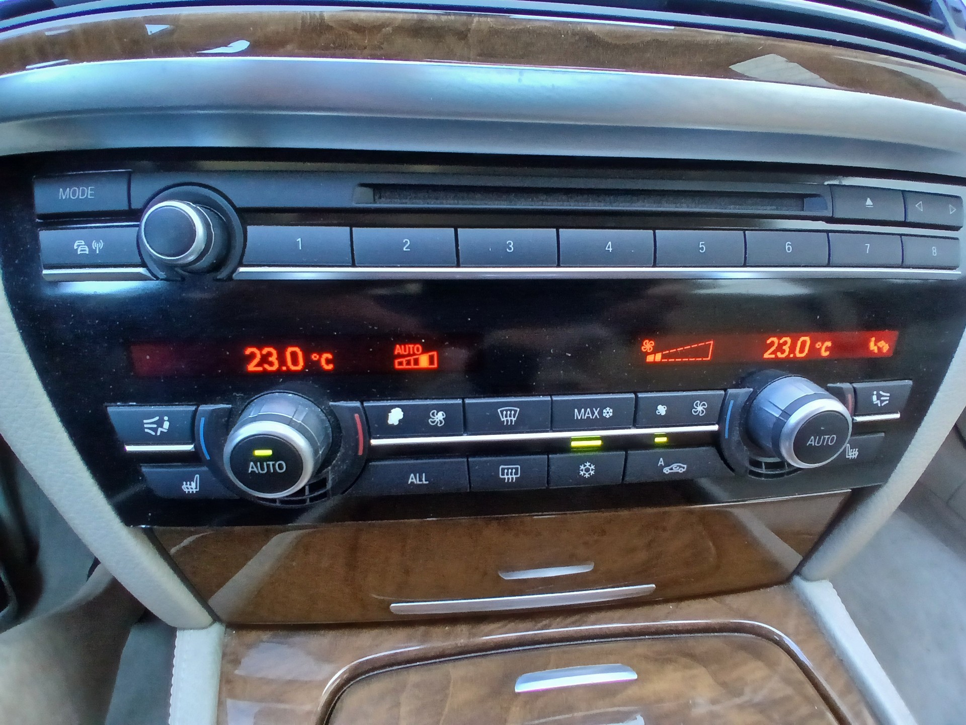 BMW 750i xDrive-image-12
