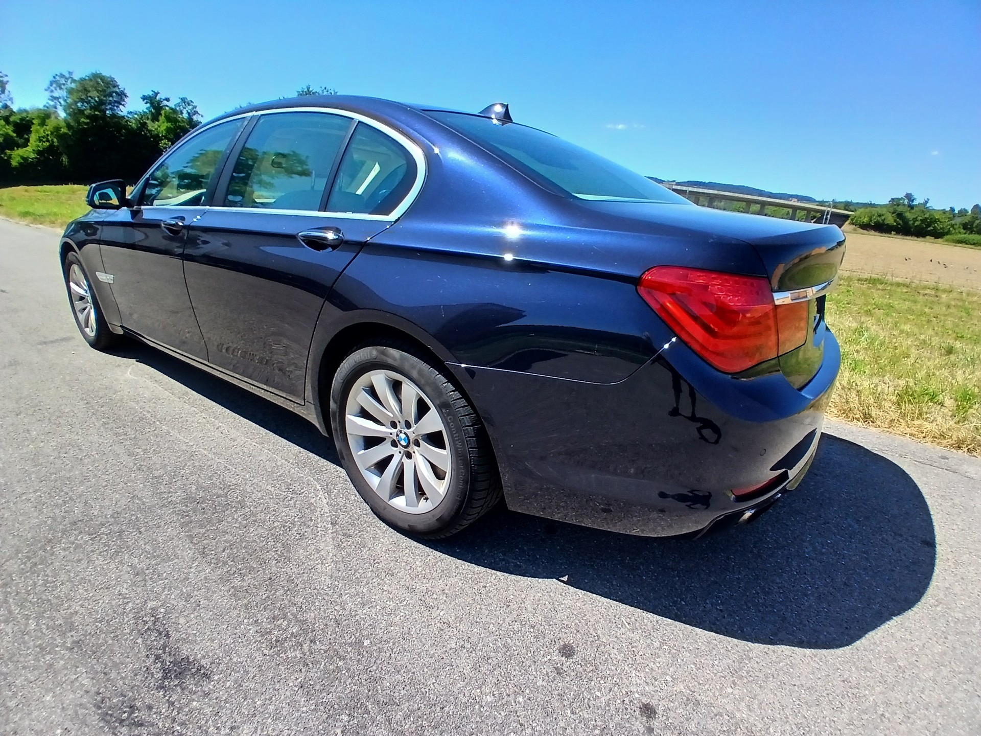 BMW 750i xDrive-image-2