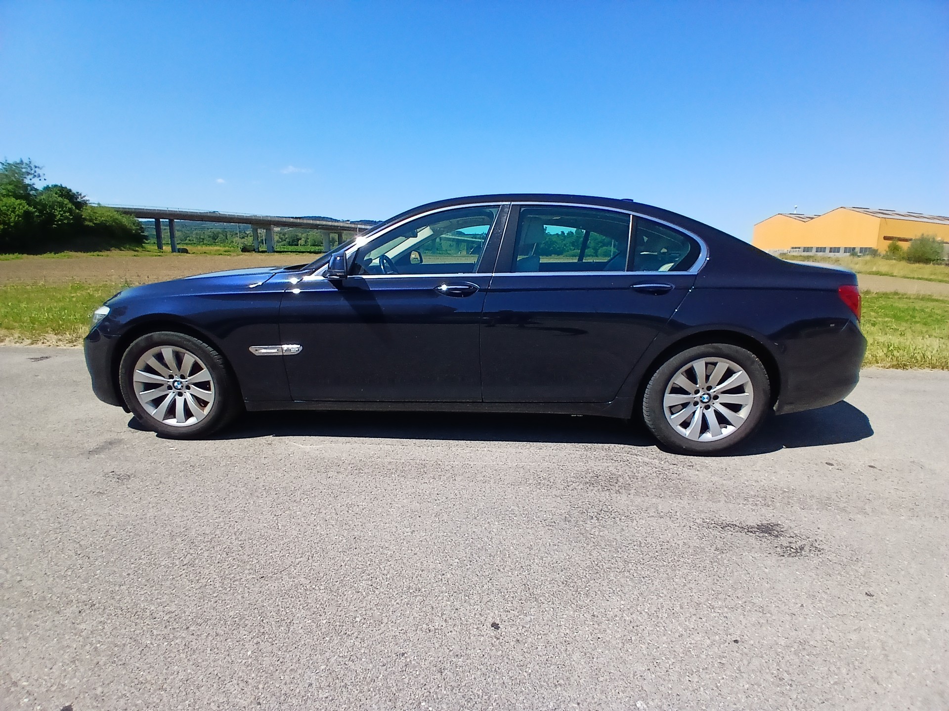 BMW 750i xDrive-image-1
