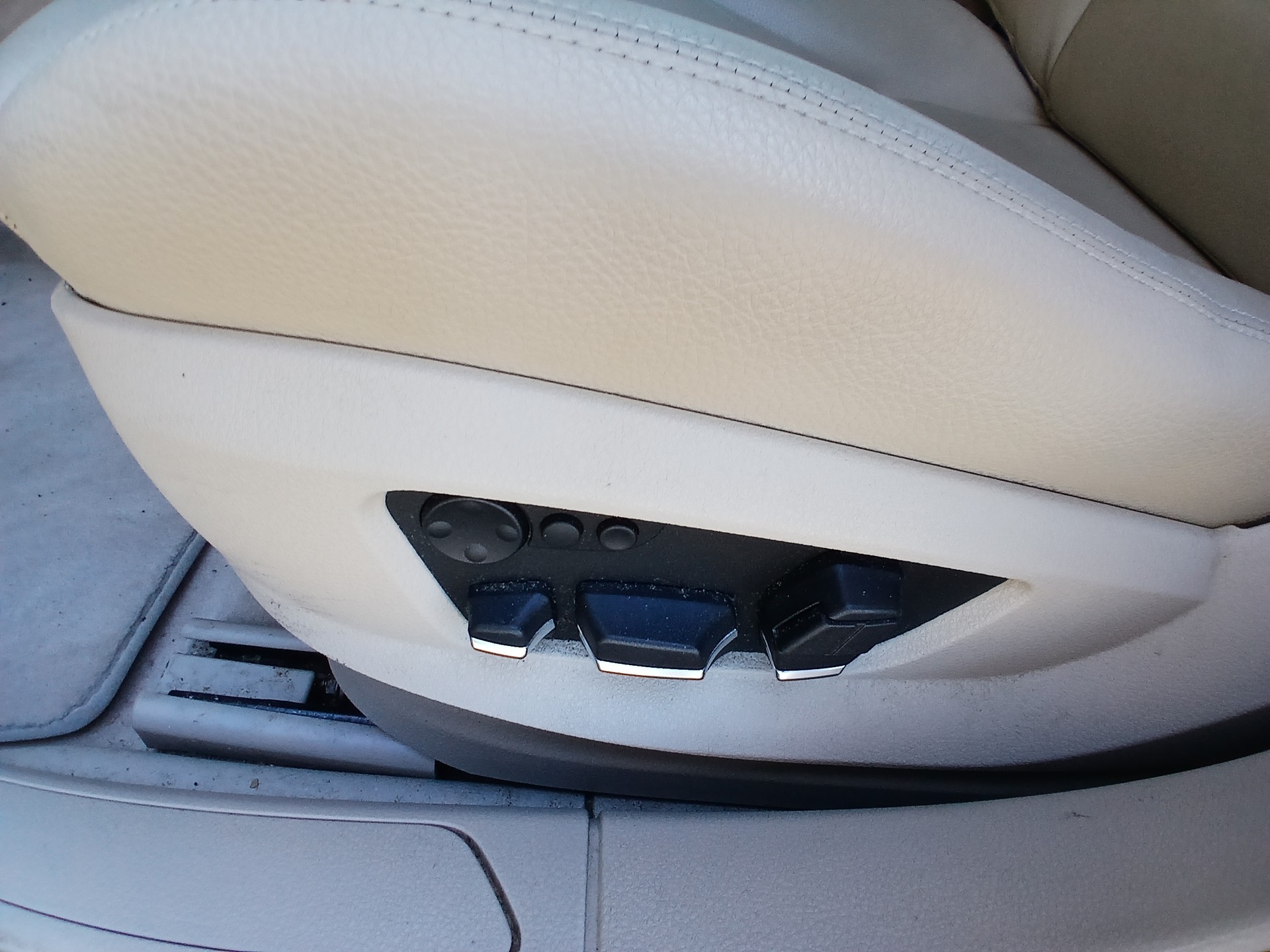 BMW 750i xDrive-image-9