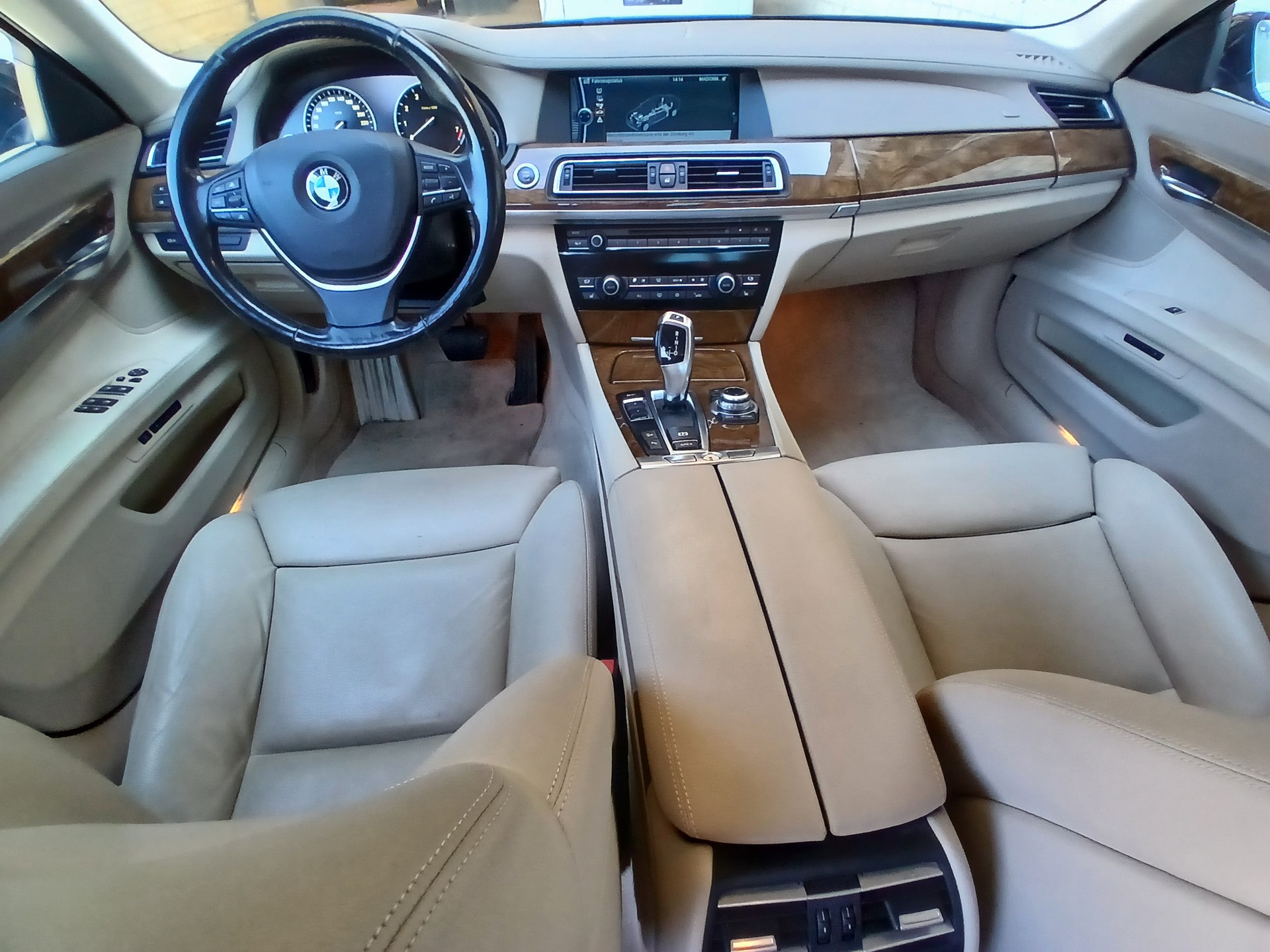 BMW 750i xDrive-image-11