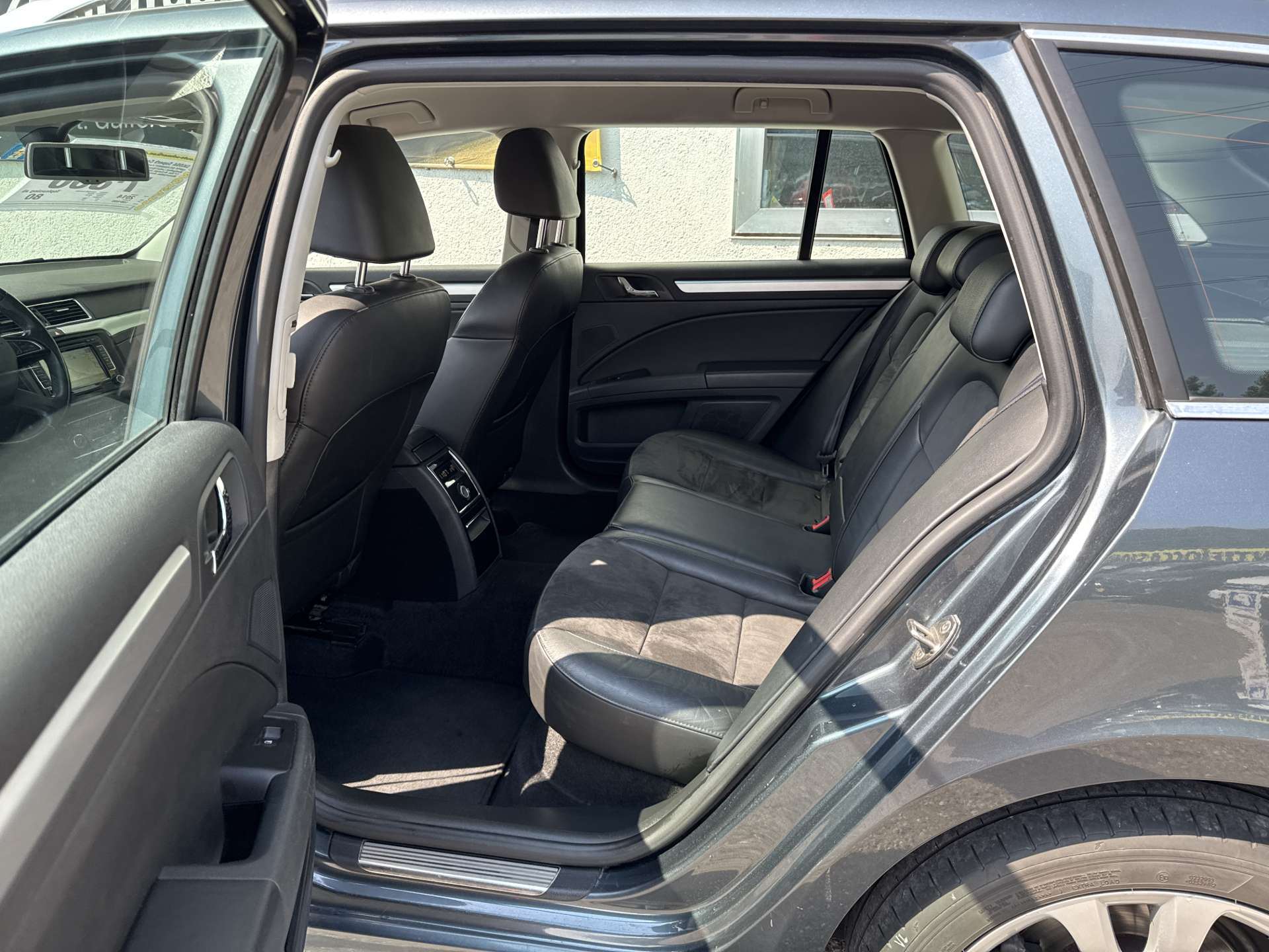 SKODA Superb Combi 2.0 TDi Elegance 4x4 DSG-Automat-image-7