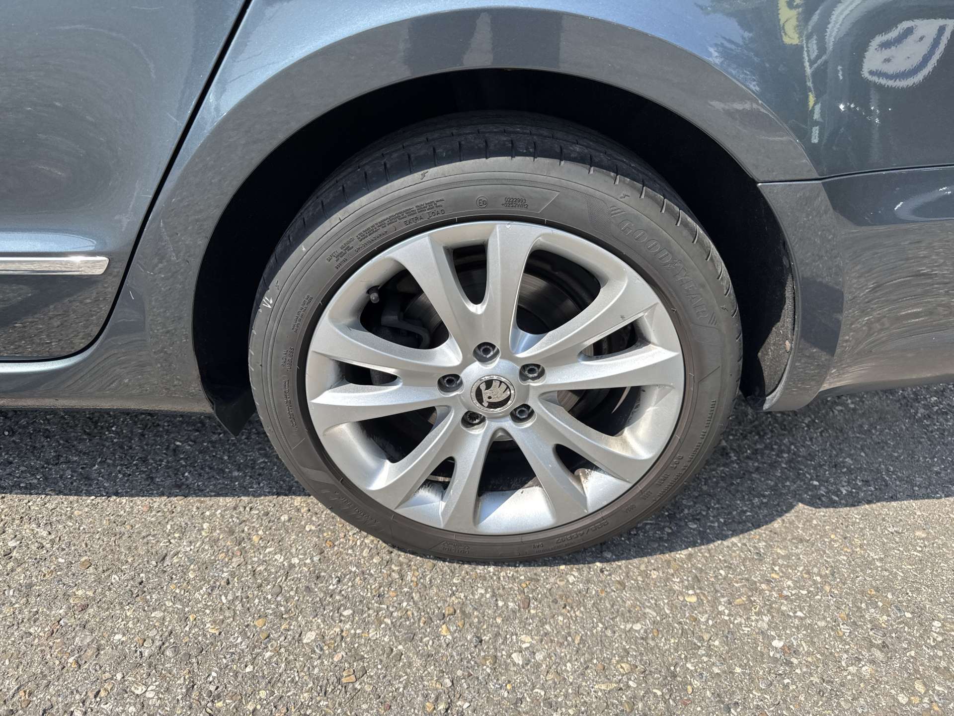SKODA Superb Combi 2.0 TDi Elegance 4x4 DSG-Automat-image-9