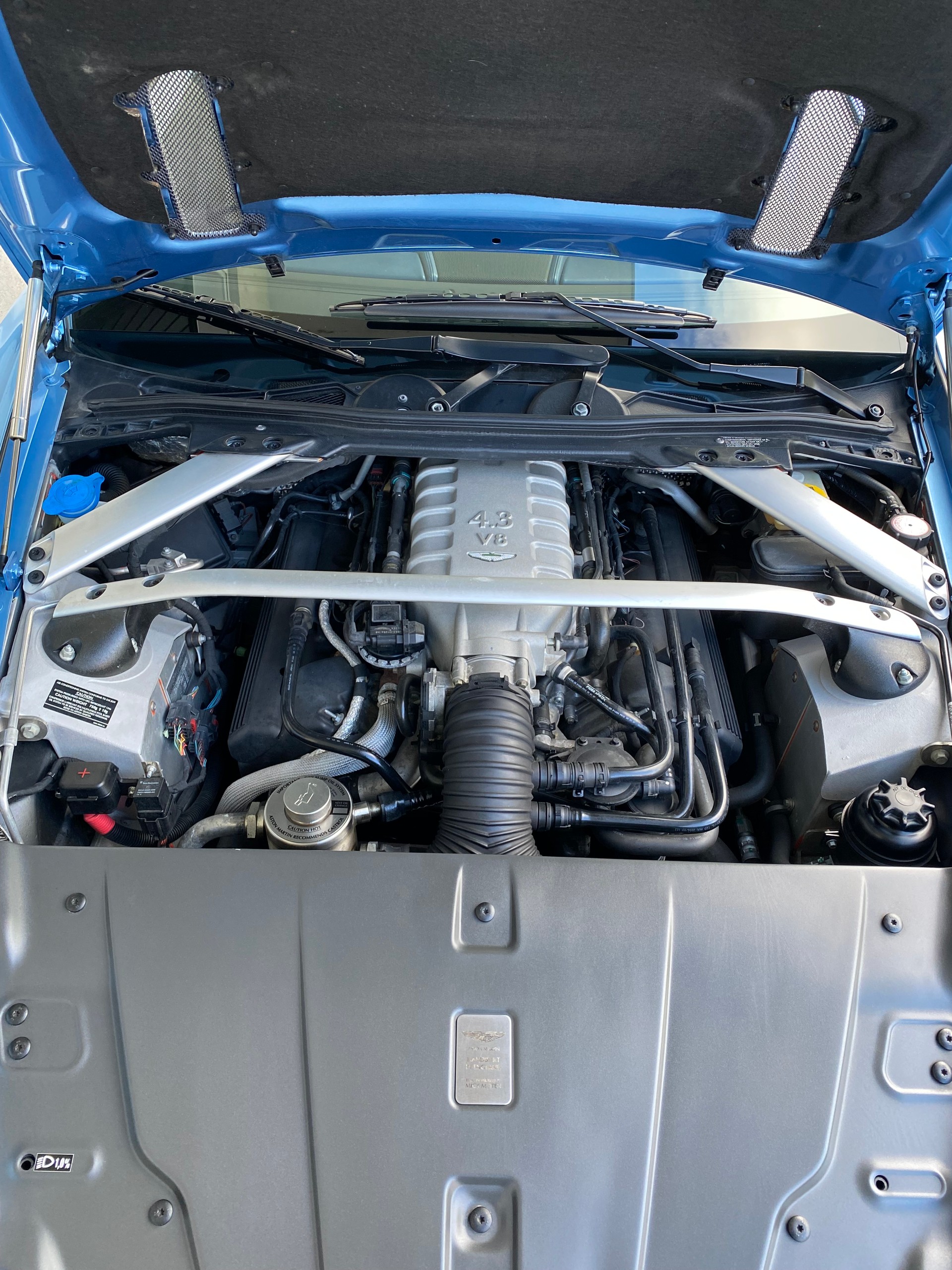 ASTON MARTIN V8 Vantage 4.3-image-9