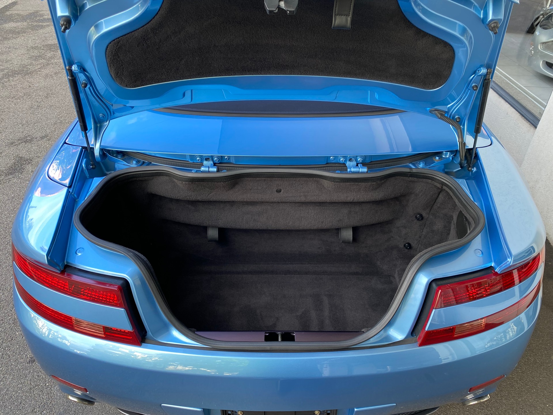 ASTON MARTIN V8 Vantage 4.3-image-10