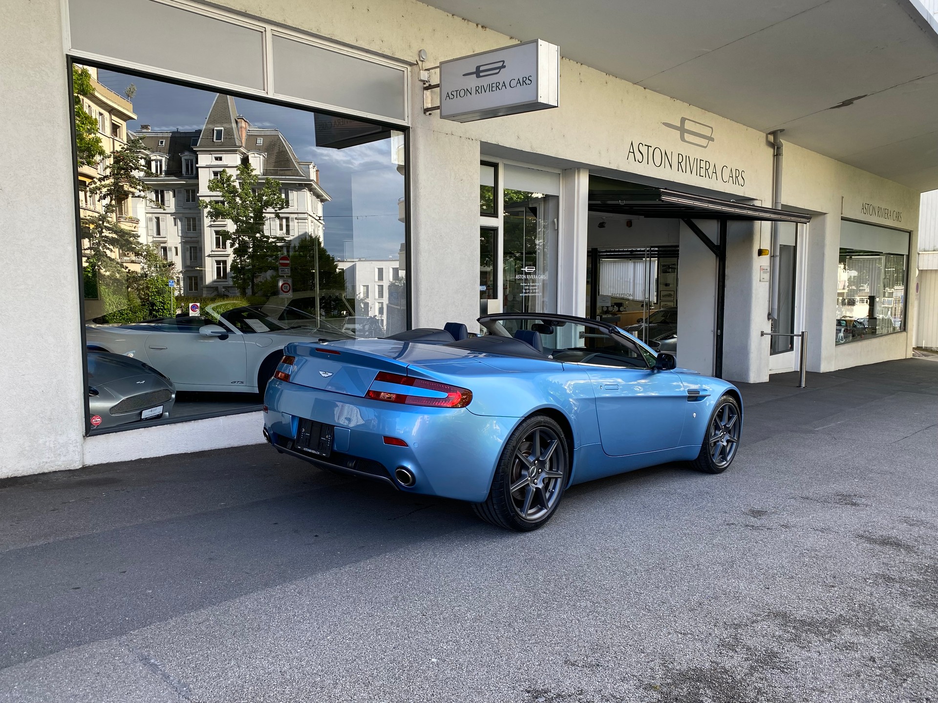 ASTON MARTIN V8 Vantage 4.3-image-6