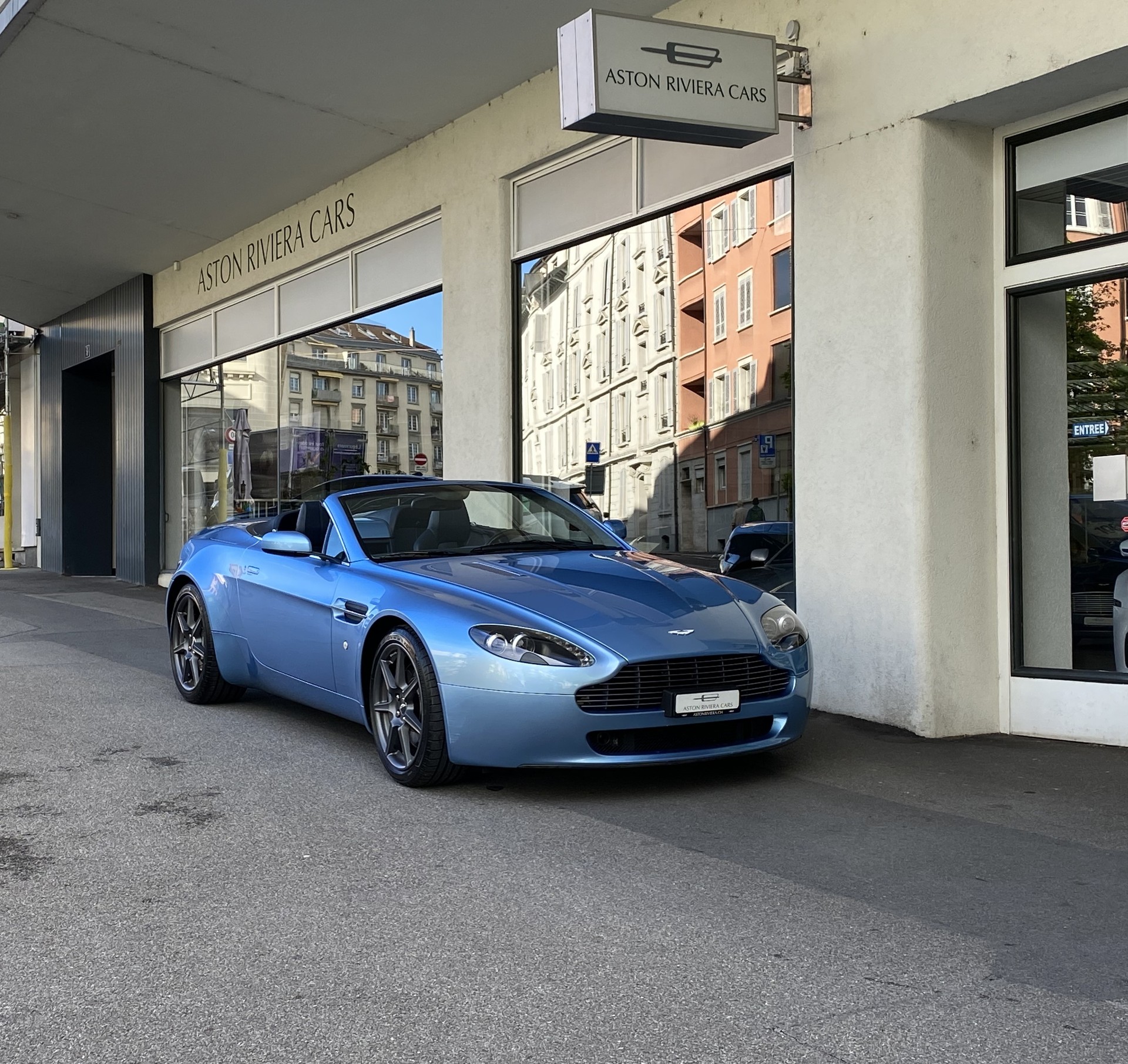 ASTON MARTIN V8 Vantage 4.3-image-4