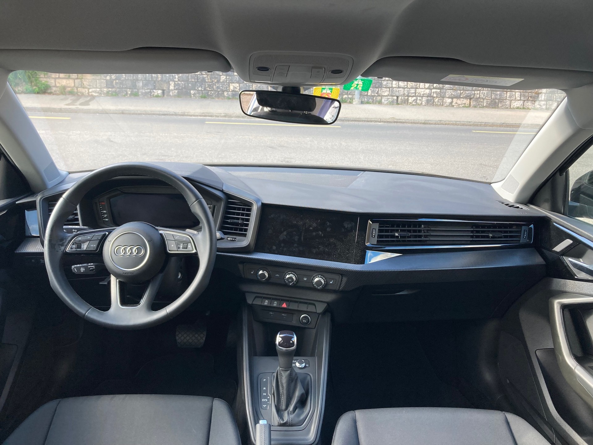 AUDI A1 30 TFSI Attraction-image-9
