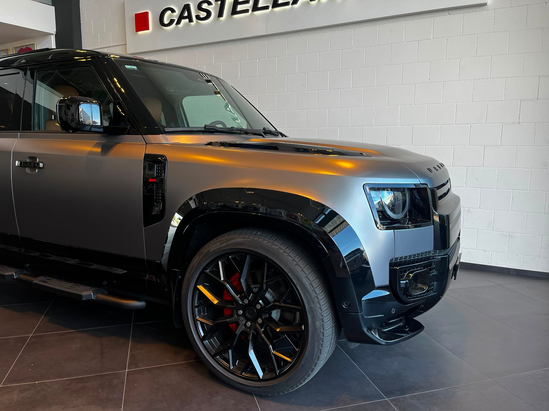 LAND ROVER Defender 110 3.0 D I6 300 X-Dynamic SE * Urban-Umbau *-image-1