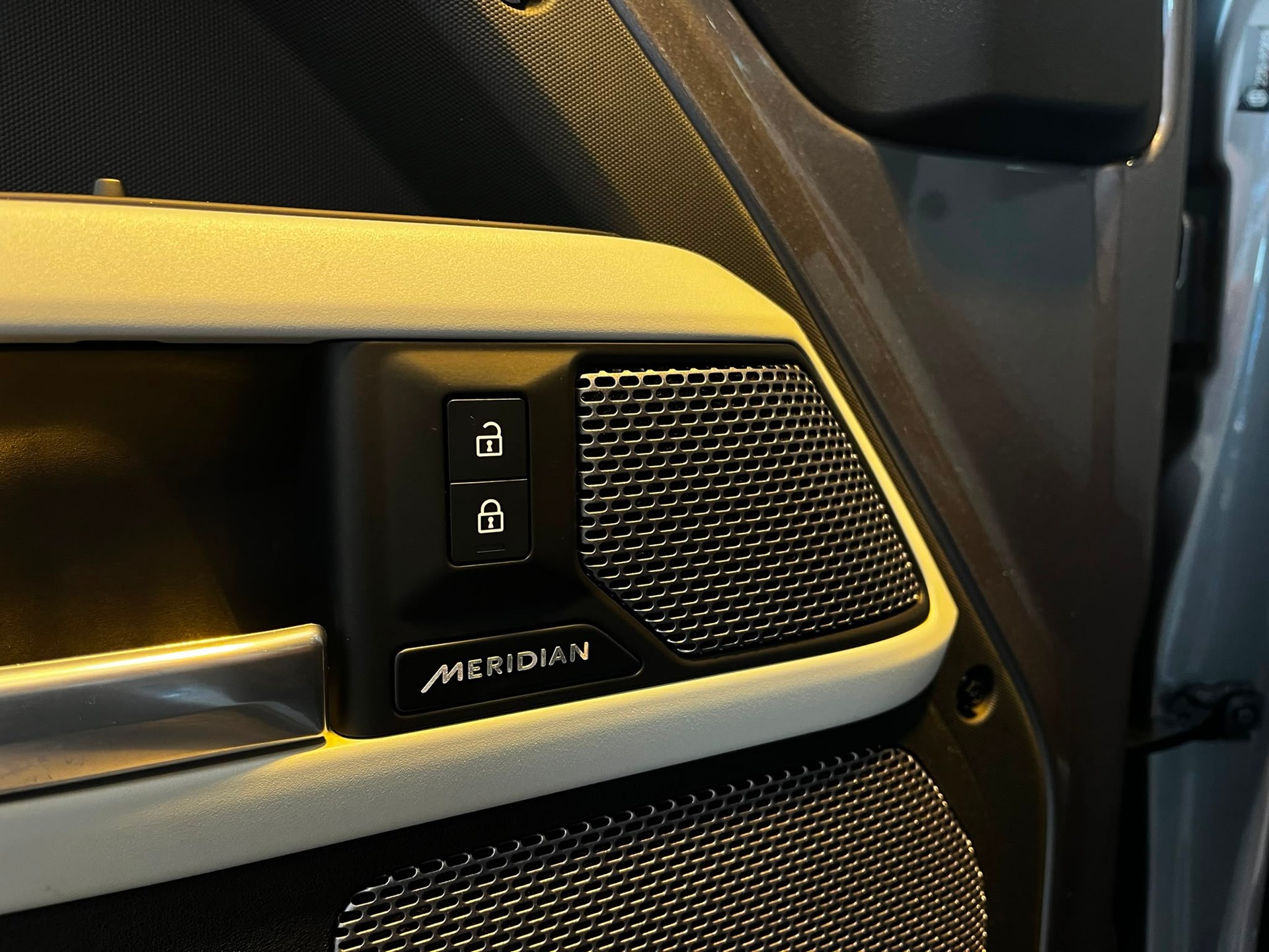 LAND ROVER Defender 110 3.0 D I6 300 X-Dynamic SE * Urban-Umbau *-image-20