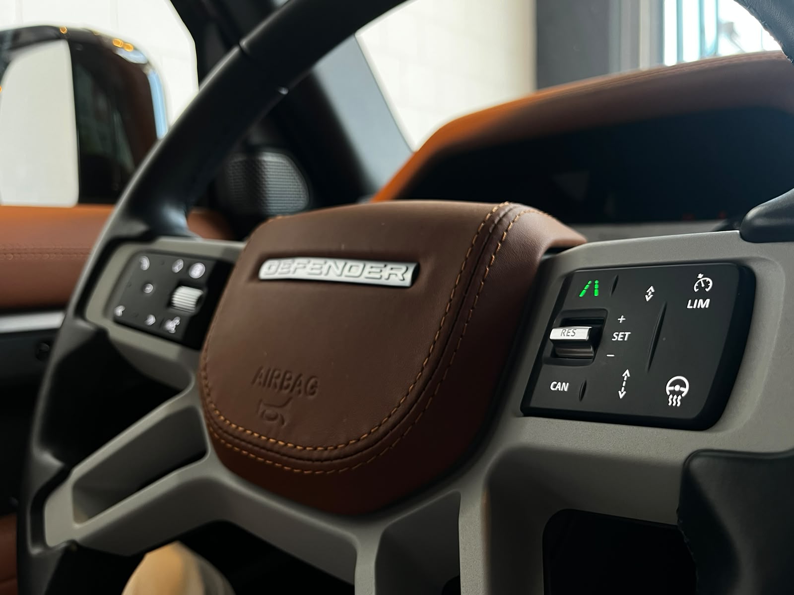 LAND ROVER Defender 110 3.0 D I6 300 X-Dynamic SE * Urban-Umbau *-image-21