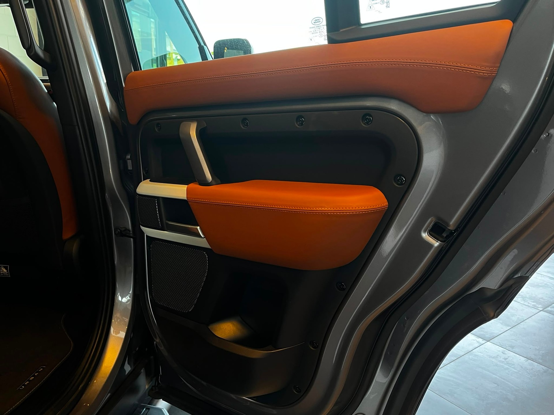 LAND ROVER Defender 110 3.0 D I6 300 X-Dynamic SE * Urban-Umbau *-image-25