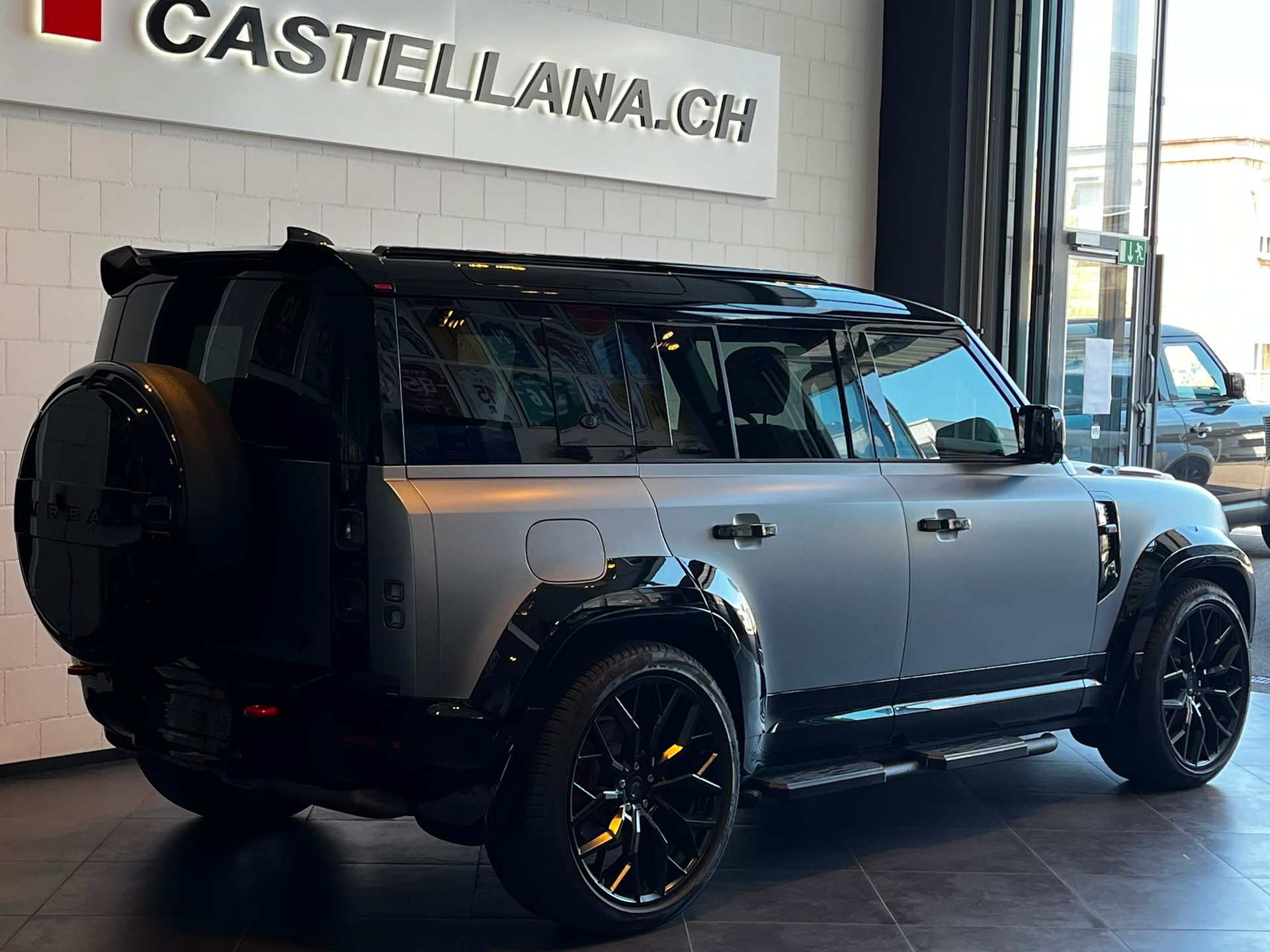 LAND ROVER Defender 110 3.0 D I6 300 X-Dynamic SE * Urban-Umbau *-image-6