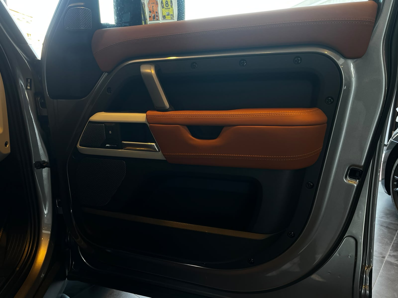 LAND ROVER Defender 110 3.0 D I6 300 X-Dynamic SE * Urban-Umbau *-image-24