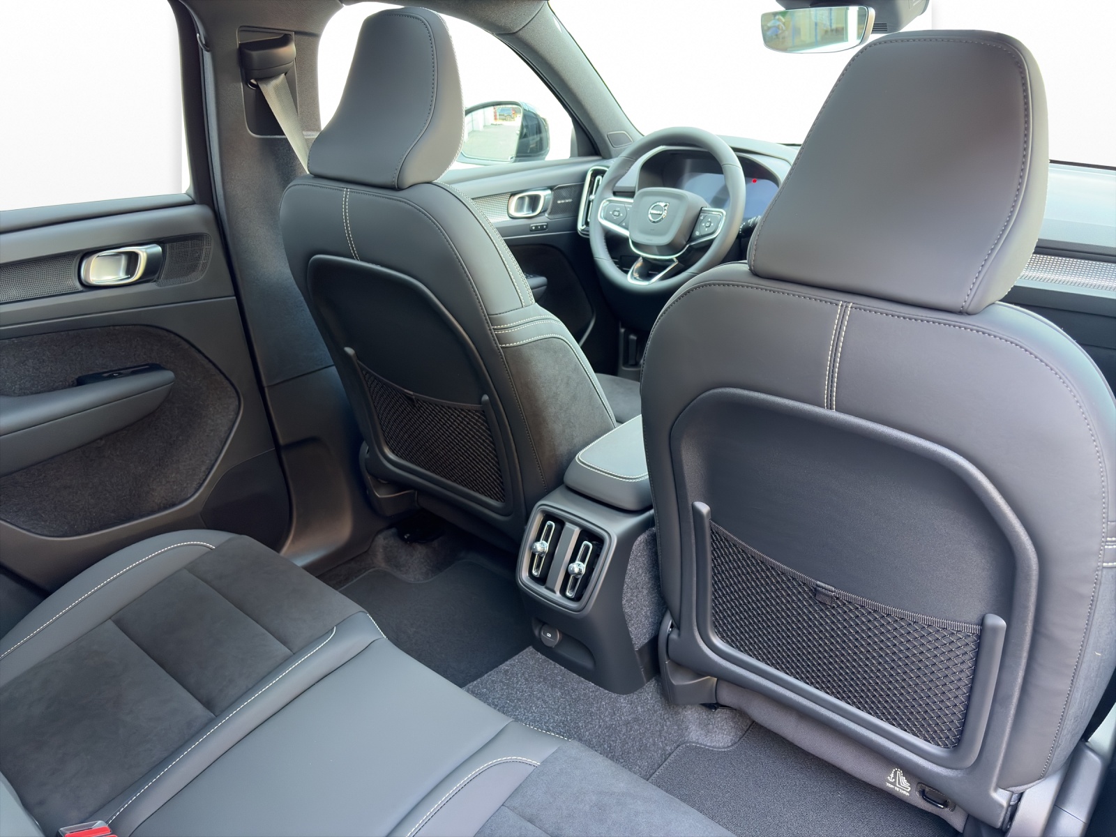 VOLVO EX40 Twin Black Edition AWD-image-17