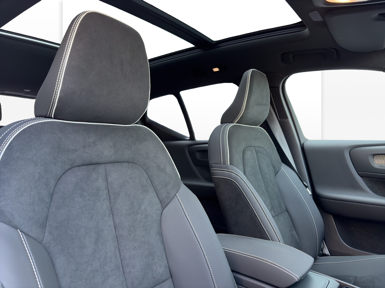VOLVO EX40 Twin Black Edition AWD-image-18