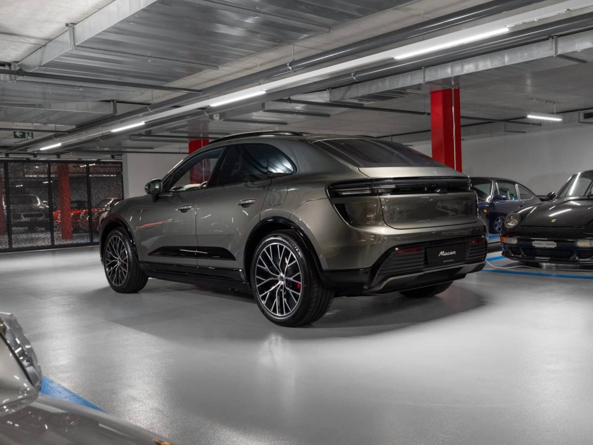 PORSCHE Macan Turbo-showroom-element-2