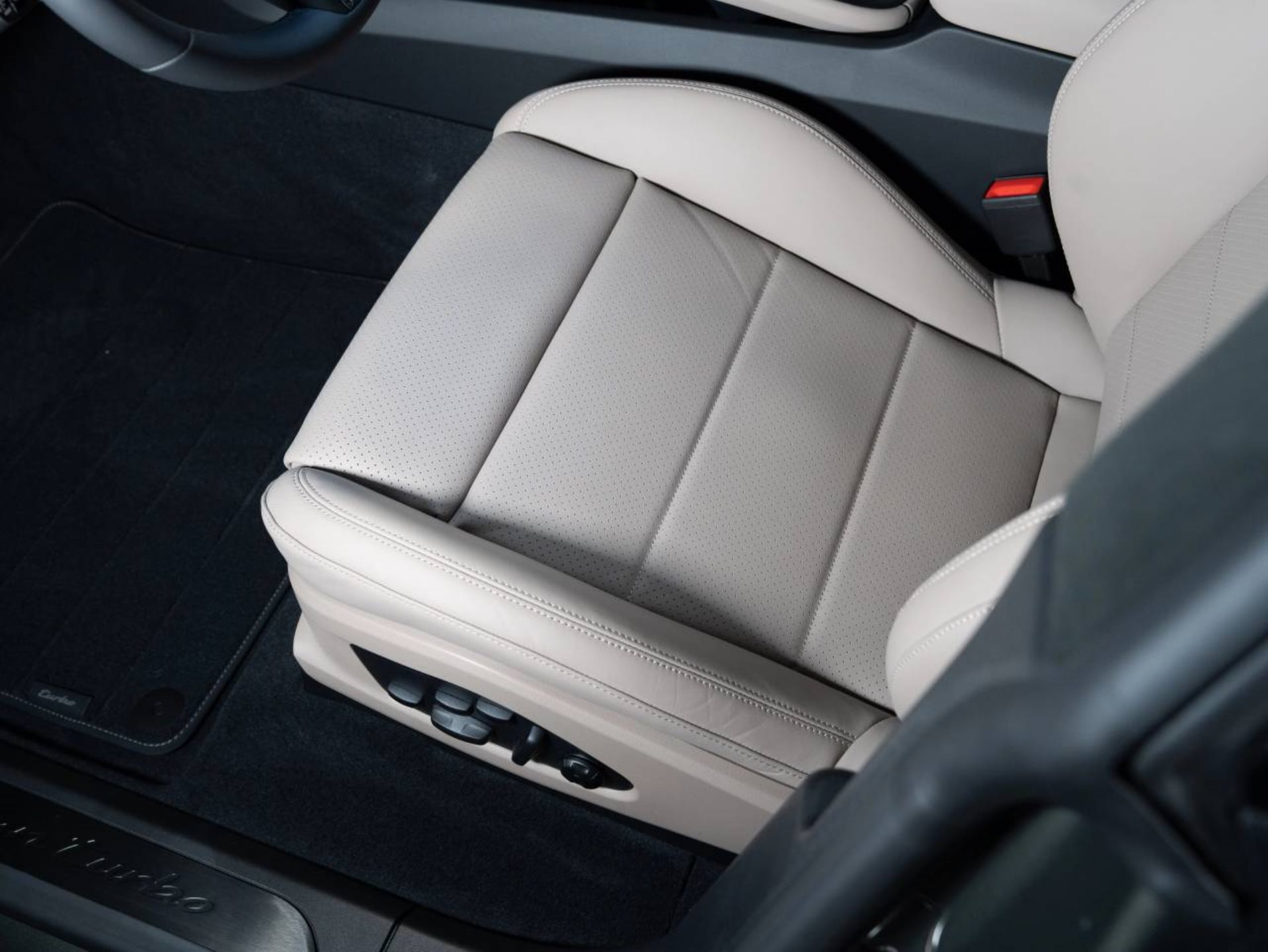 PORSCHE Macan Turbo-image-15