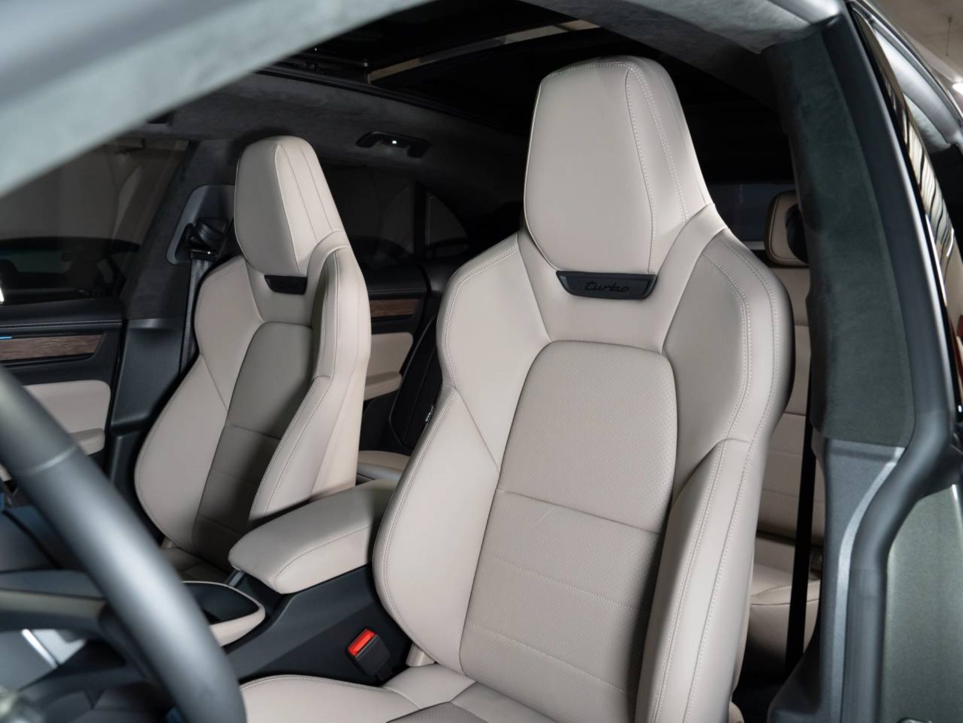 PORSCHE Macan Turbo-image-4