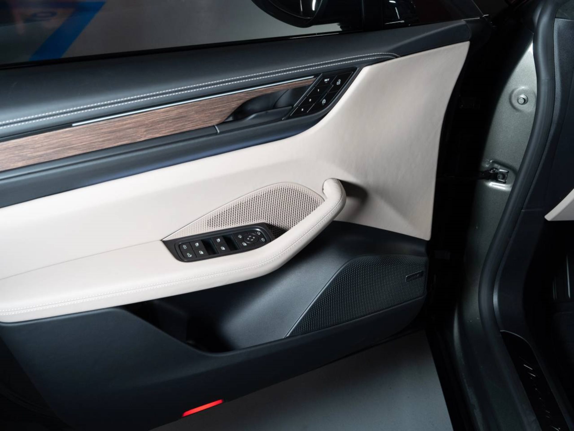 PORSCHE Macan Turbo-image-17