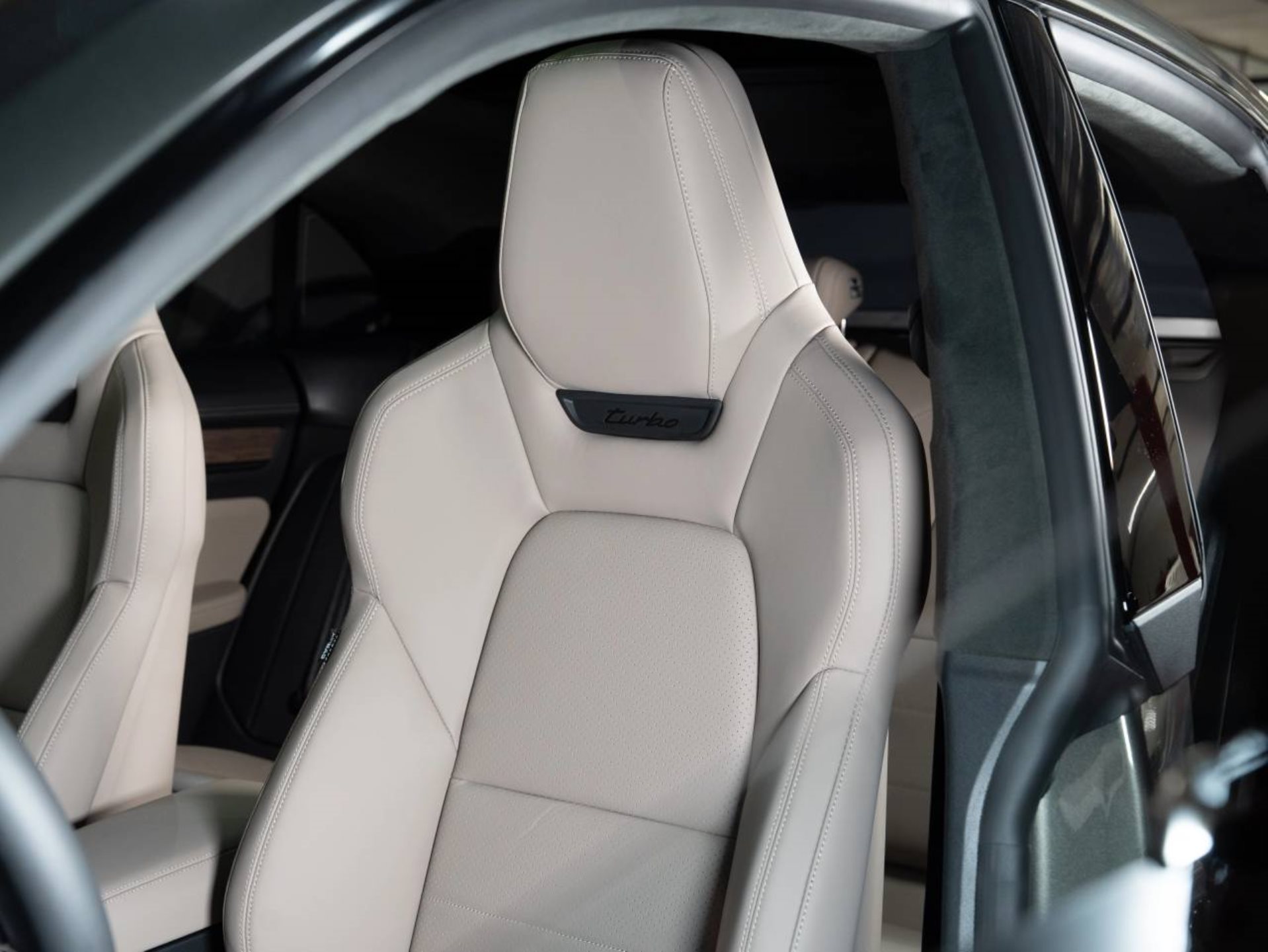 PORSCHE Macan Turbo-image-13