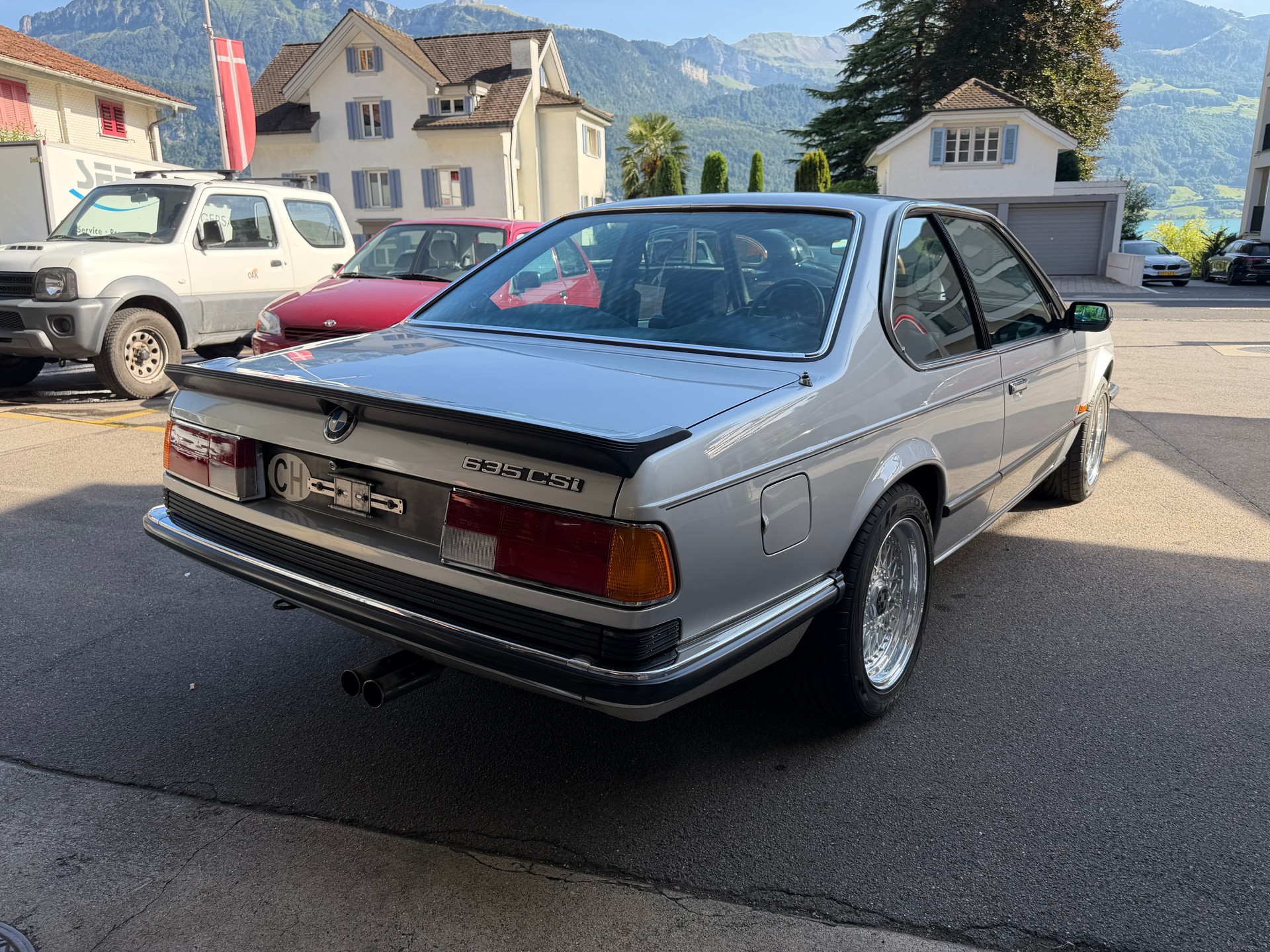 BMW CSI-showroom-element-3