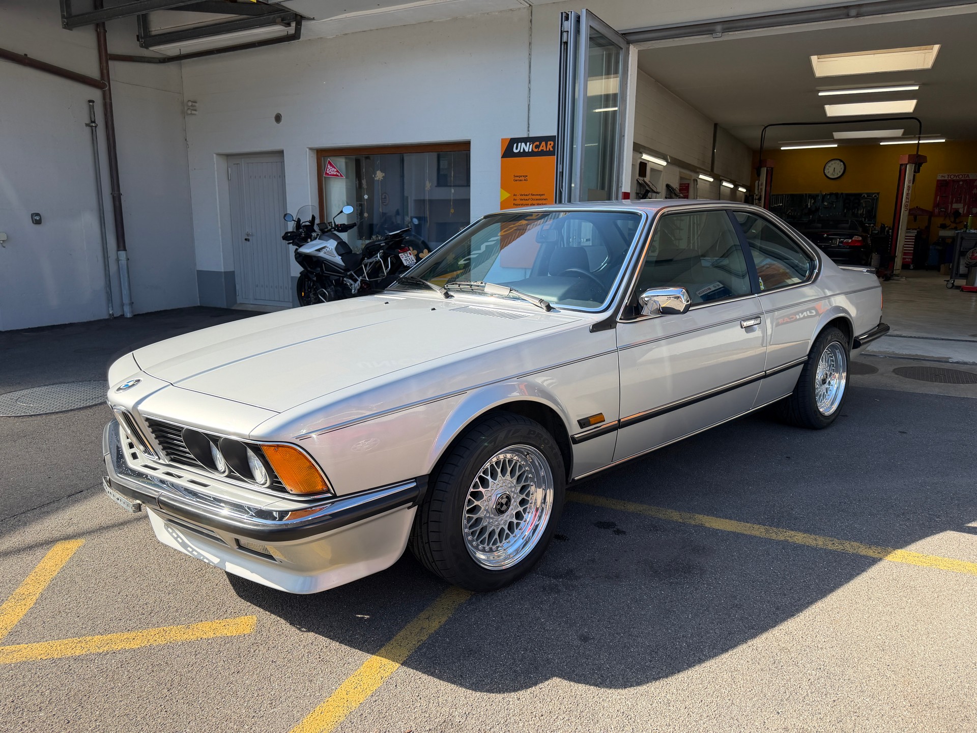 BMW CSI-showroom-element-2
