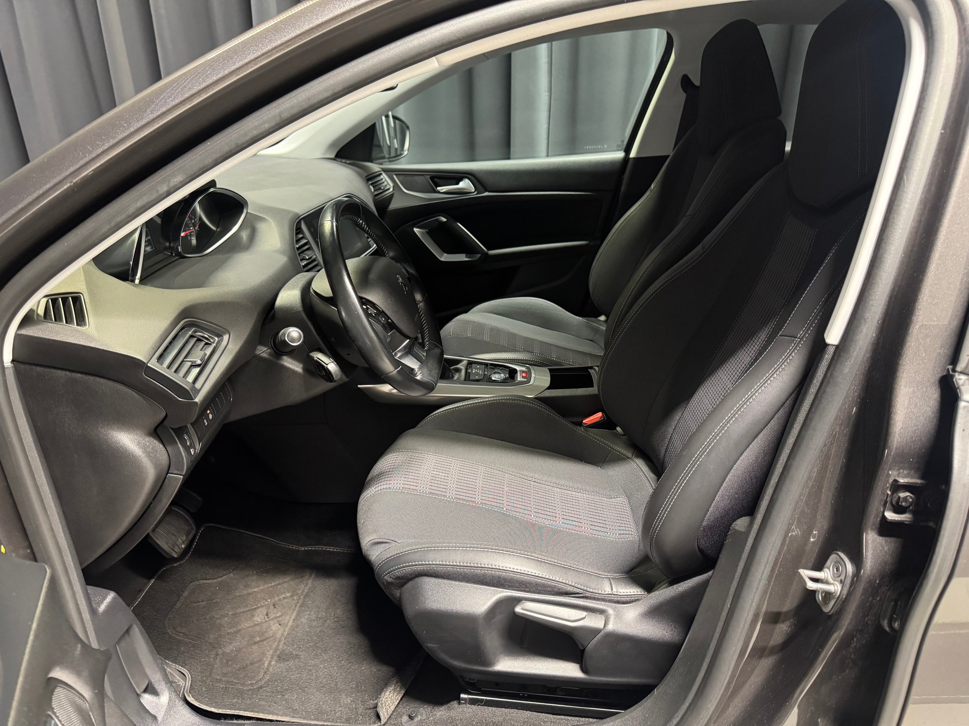 PEUGEOT 308 1.2 Pure Tech Allure EAT6(M)(48)-image-6