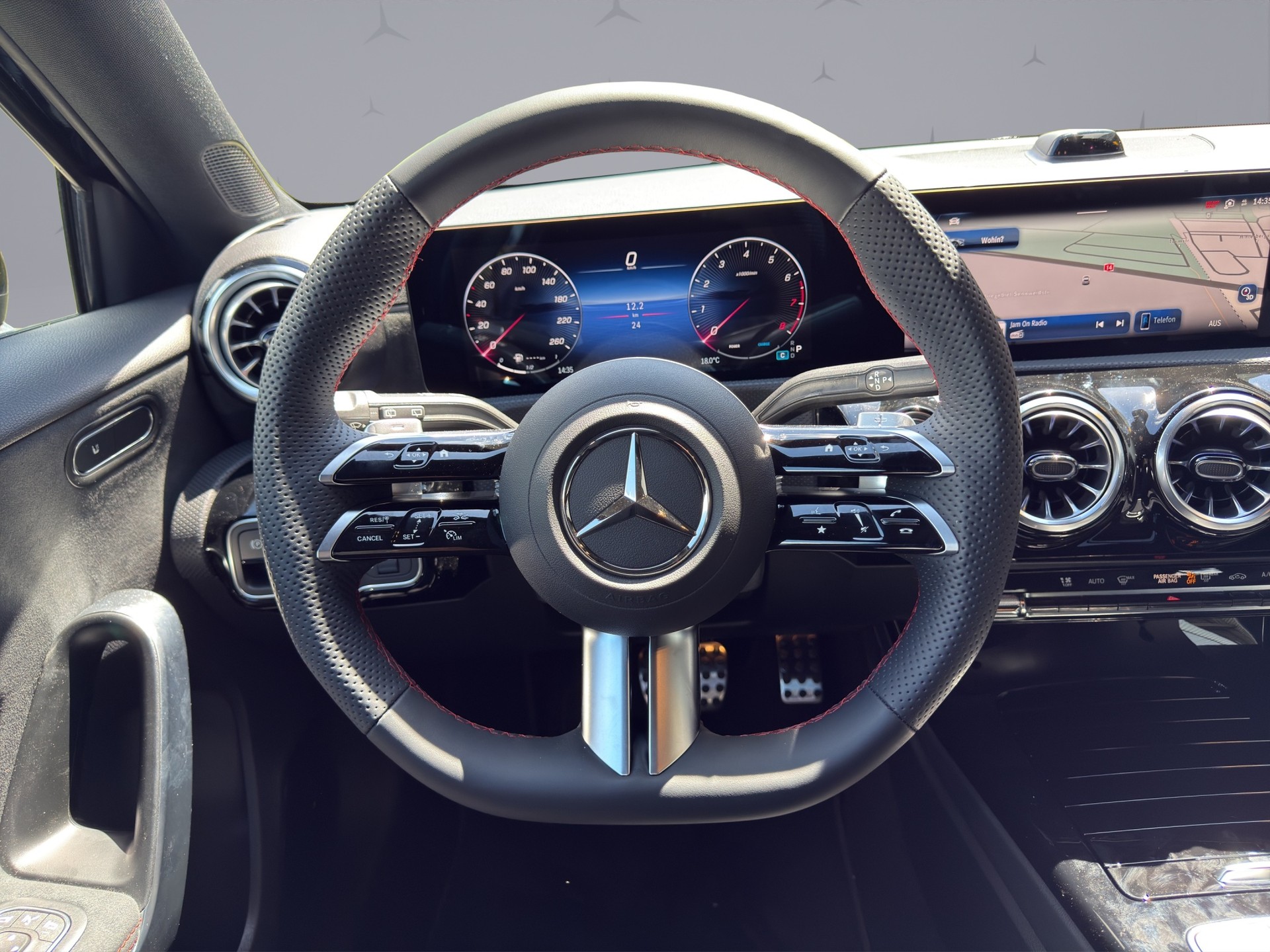 MERCEDES-BENZ A 200 Night Star AMG Line-image-9