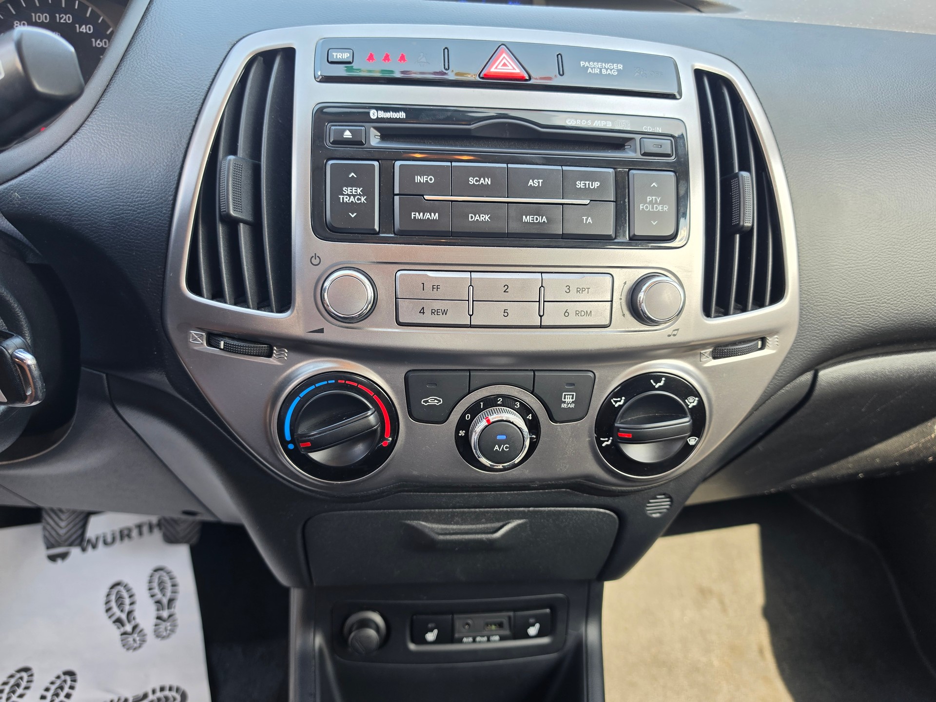 HYUNDAI i20 1.4 Premium-image-13