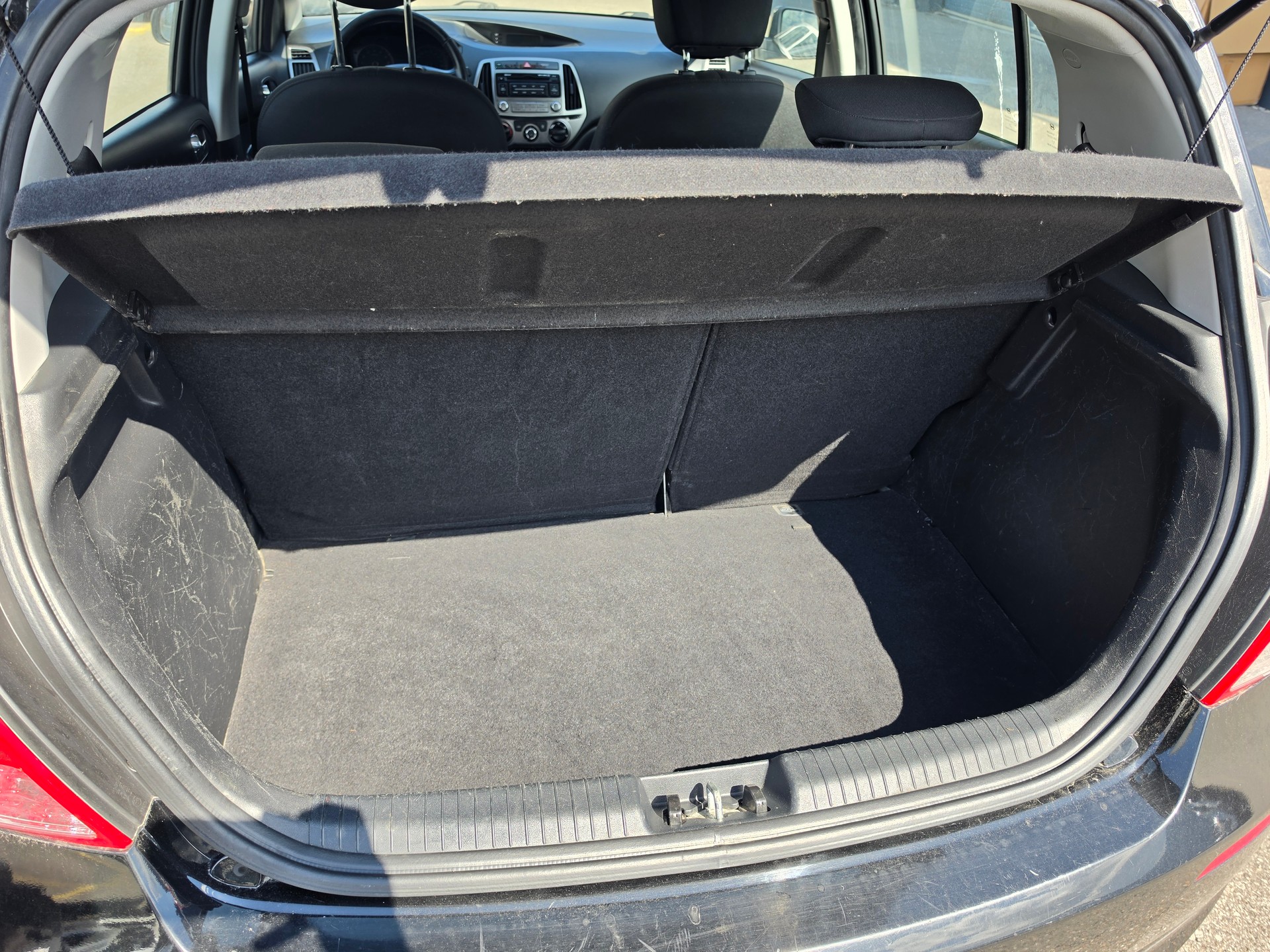 HYUNDAI i20 1.4 Premium-image-8