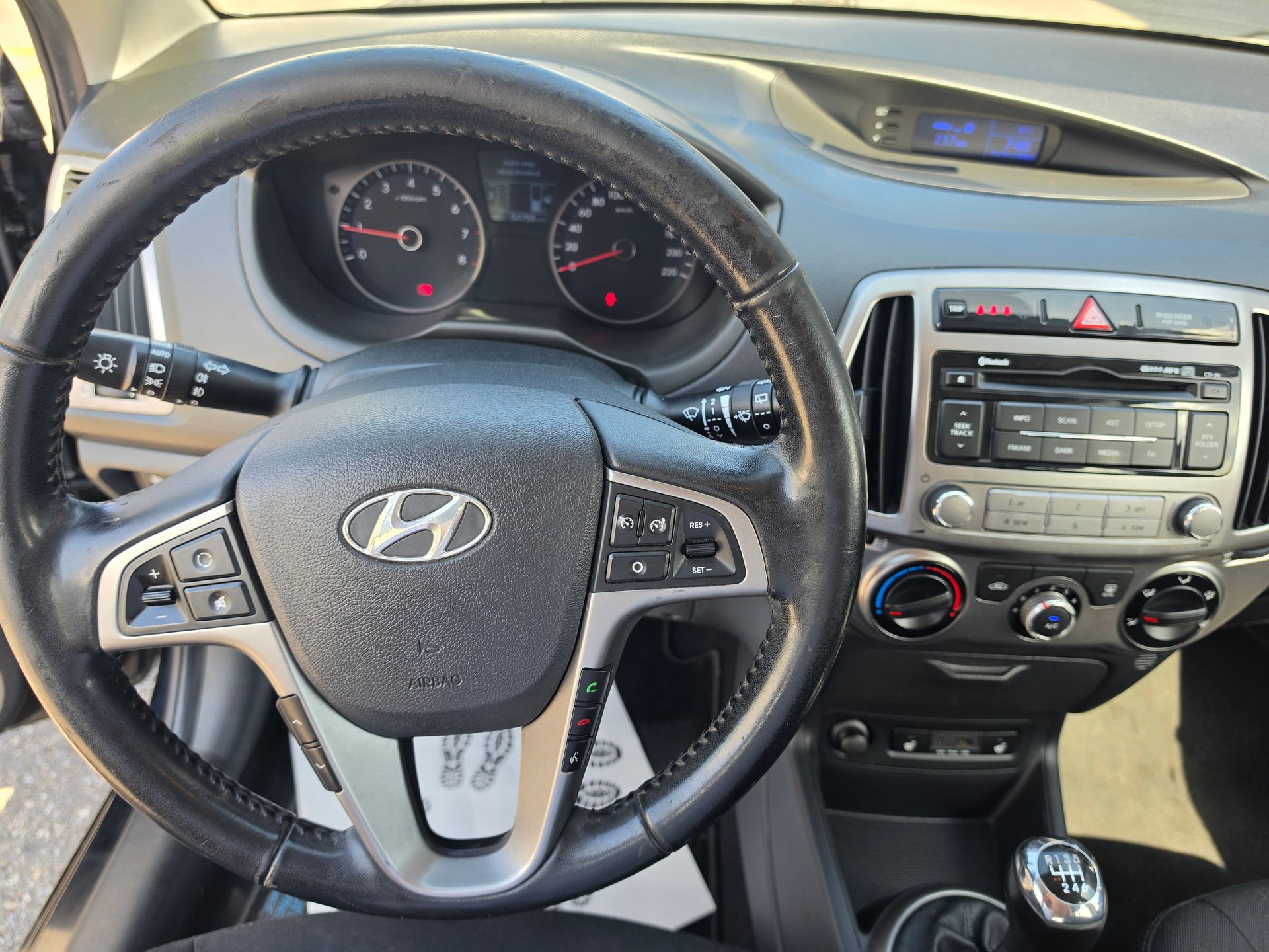 HYUNDAI i20 1.4 Premium-image-11
